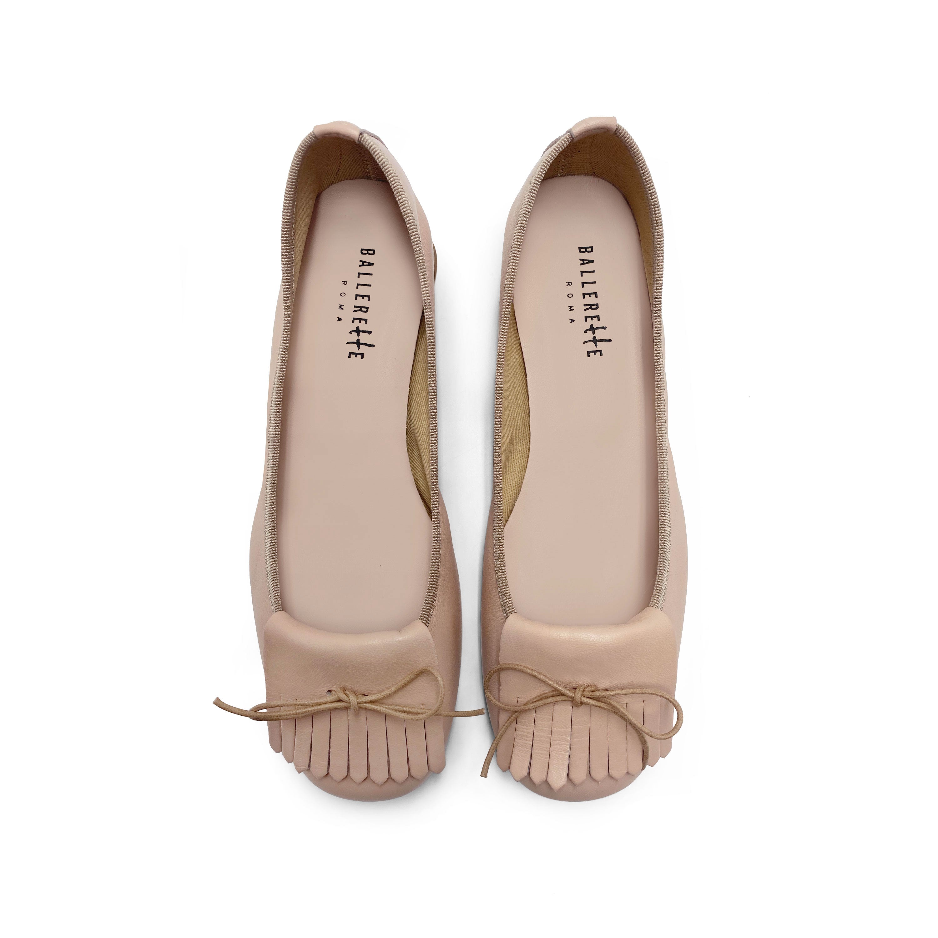 Mocassini beige in pelle con tacco e frangia