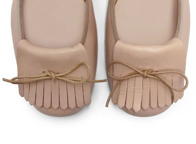 Mocassini beige in pelle con tacco e frangia