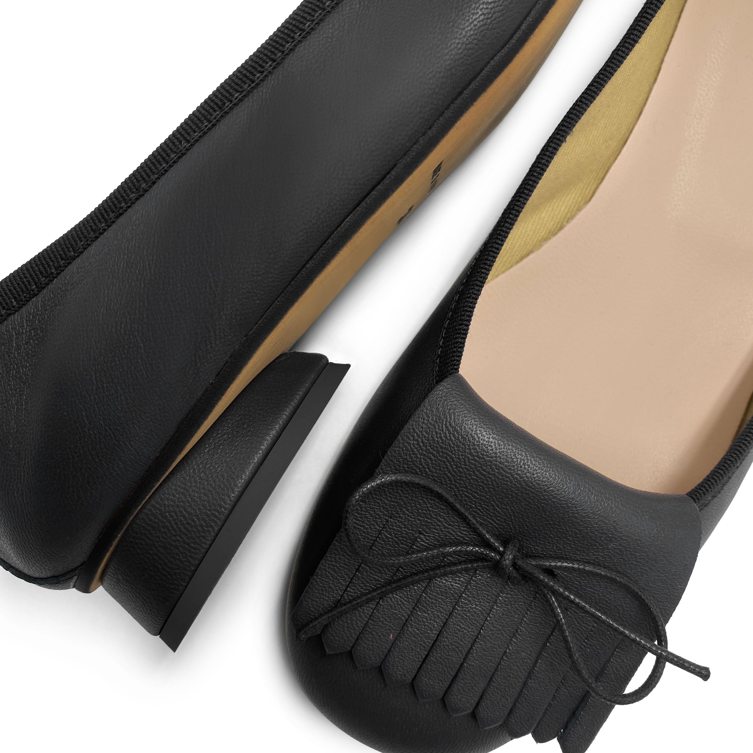 Mocassini neri in pelle con tacco e frangia