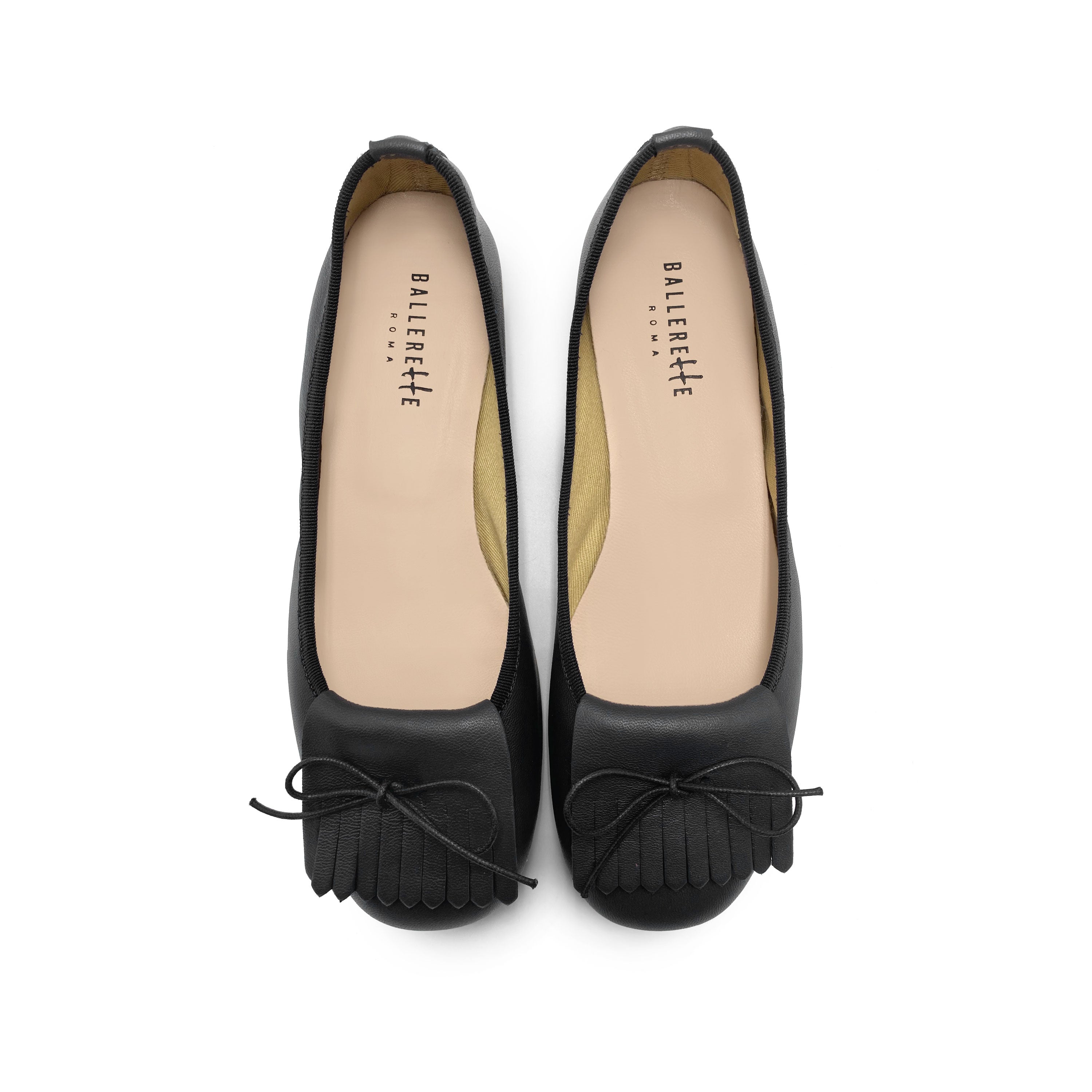 Mocassini neri in pelle con tacco e frangia