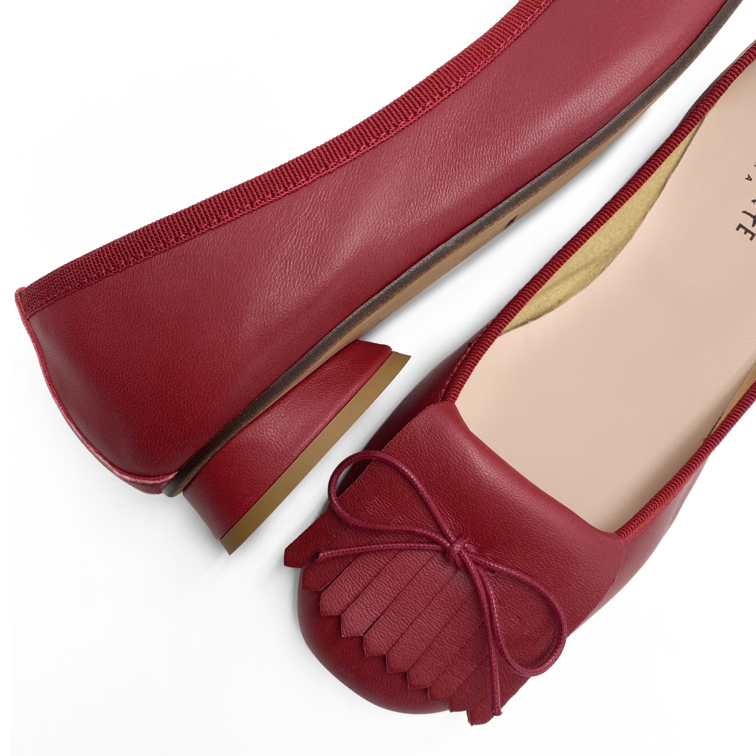 Mocassini ciliegia in pelle con tacco e frangia