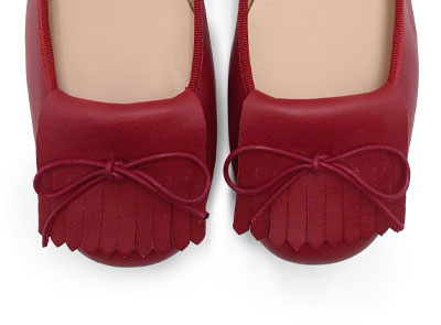 Mocassini ciliegia in pelle con tacco e frangia