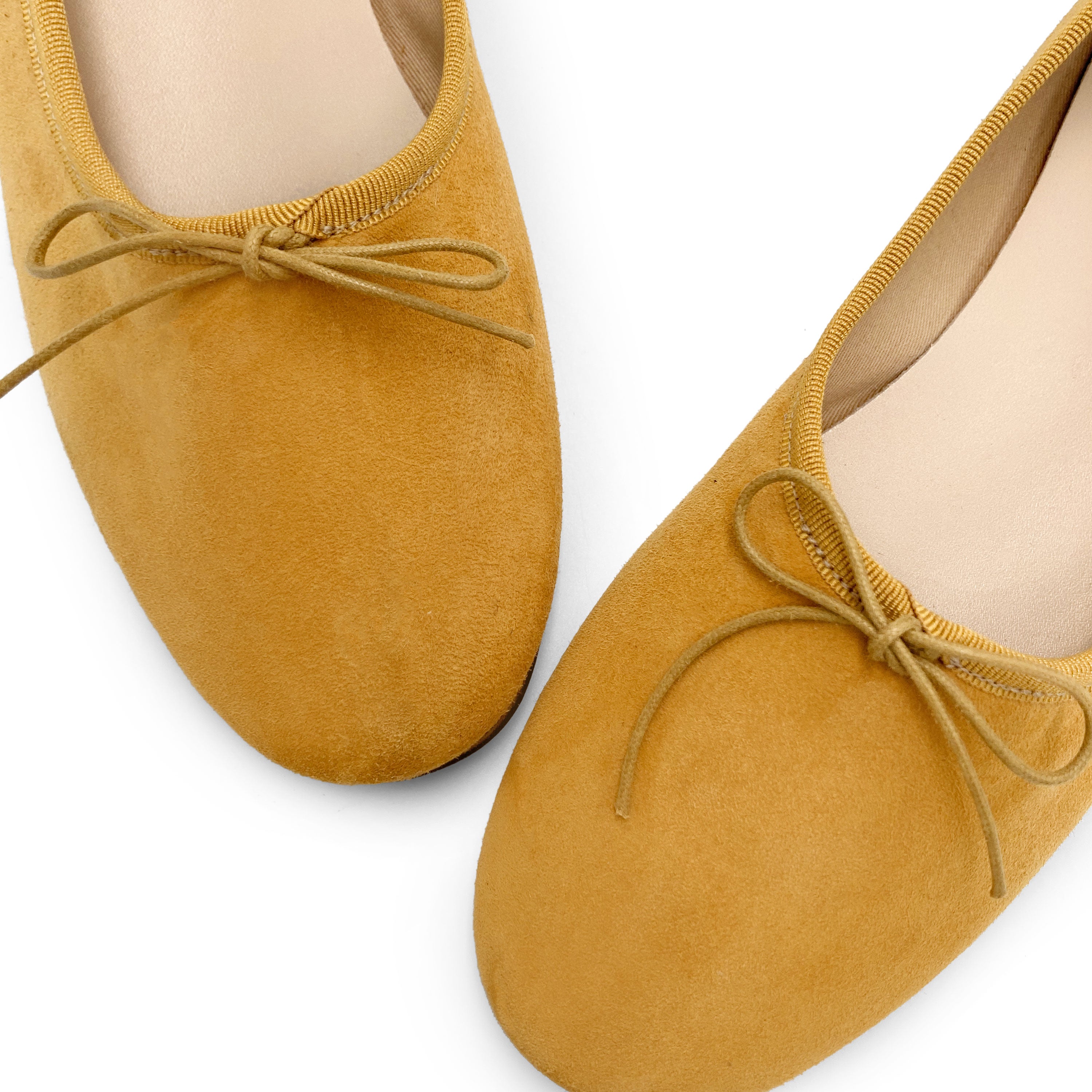 Ballerines "à gants" jaune moutarde à col montant en daim