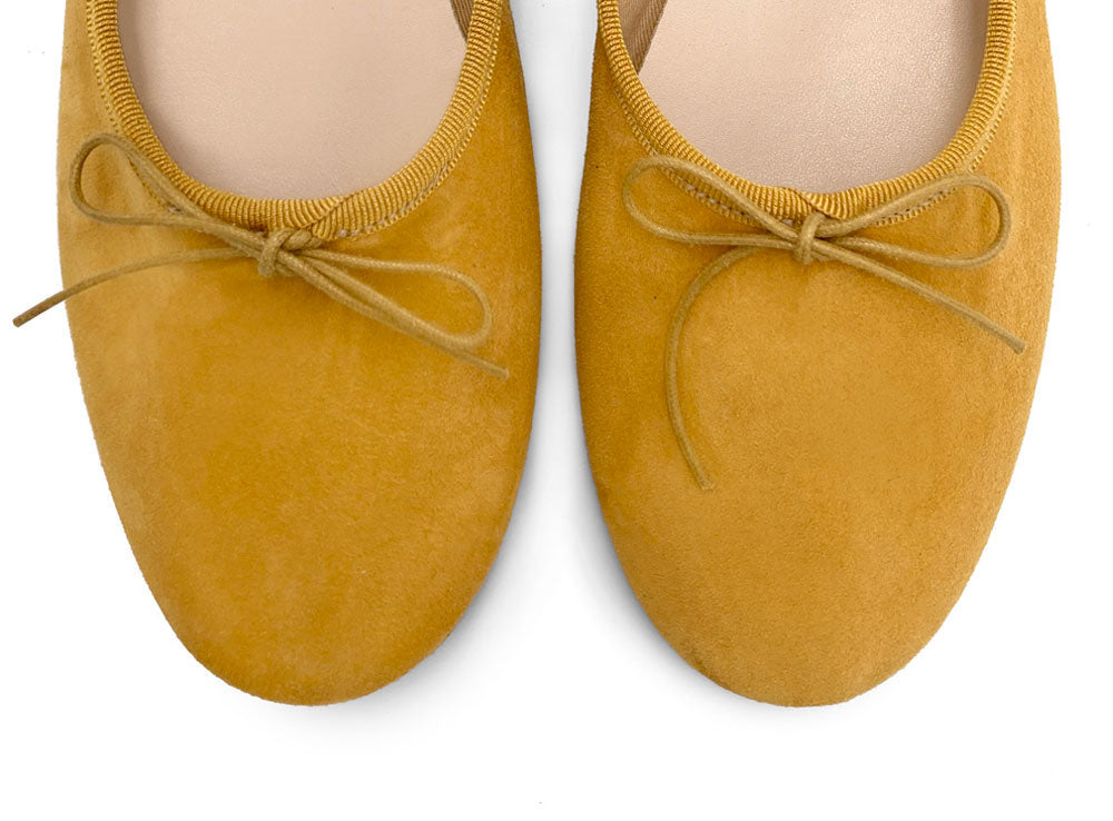 Ballerines "à gants" jaune moutarde à col montant en daim