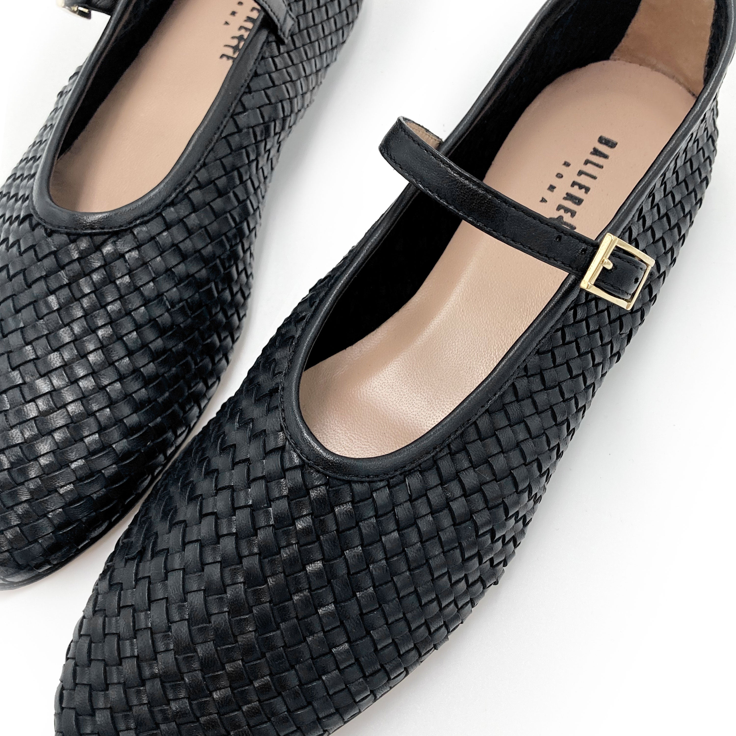 Ballerines noires montantes en cuir tressé à la main avec bride
