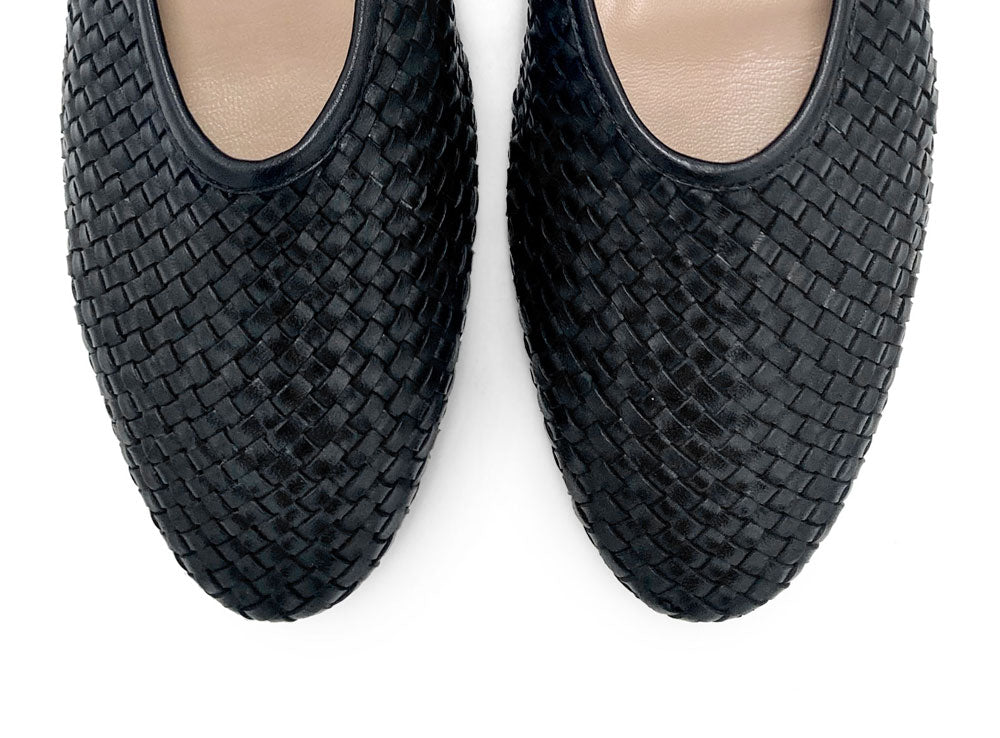 Ballerines noires montantes en cuir tressé à la main avec bride