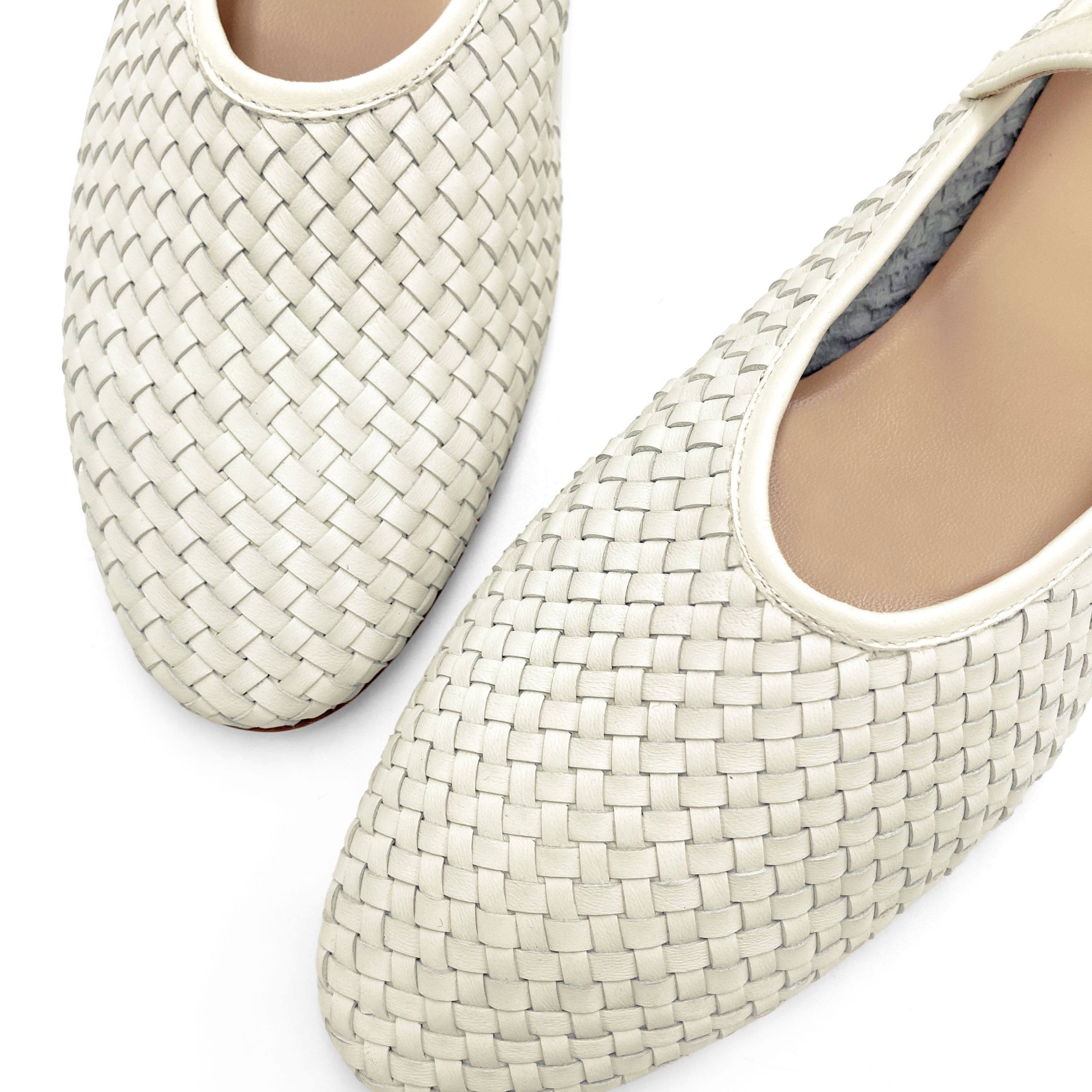 Ballerines blanches montantes en cuir tresse à la main avec bride