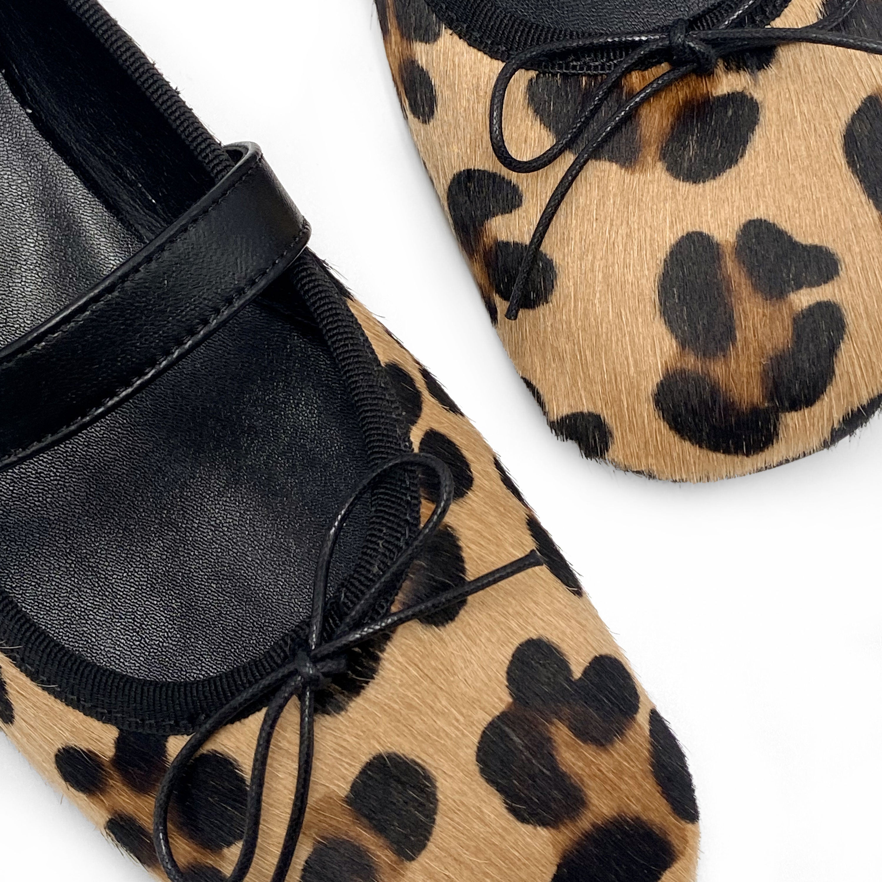 Gefleckte Damen Ballerinas aus Ponyfell mit Riemen