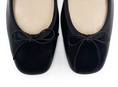 Ballerine nere in pelle a punta quadrata con cinturino