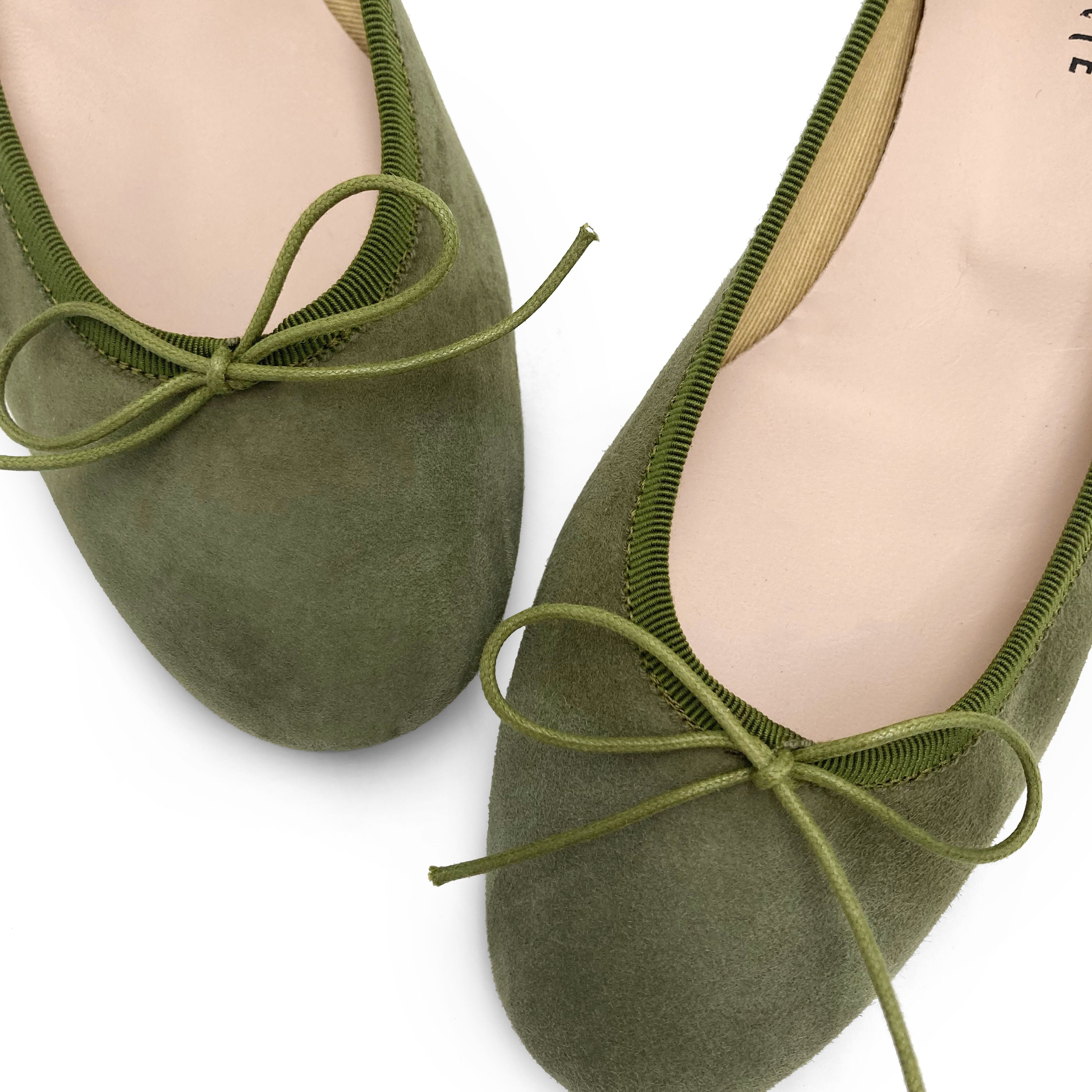Ballerine verdi oliva con tacco in camoscio