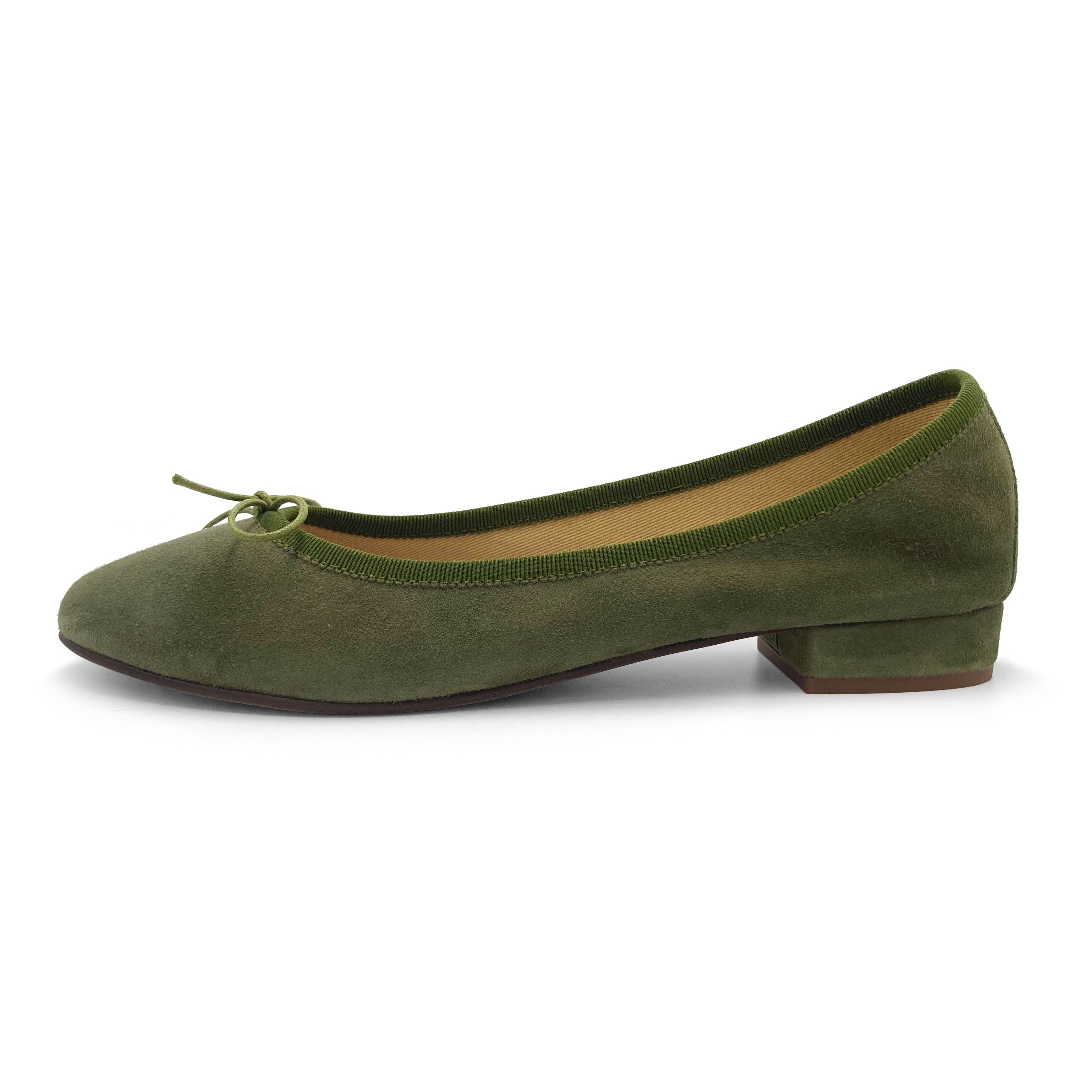 Ballerine verdi oliva con tacco in camoscio