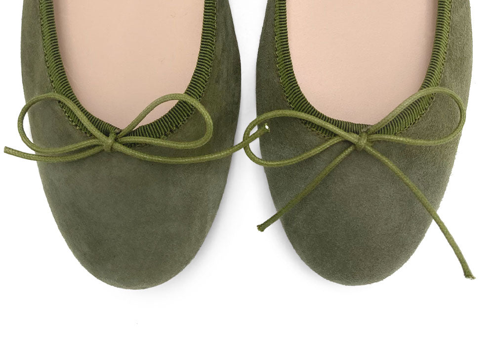 Ballerine verdi oliva con tacco in camoscio