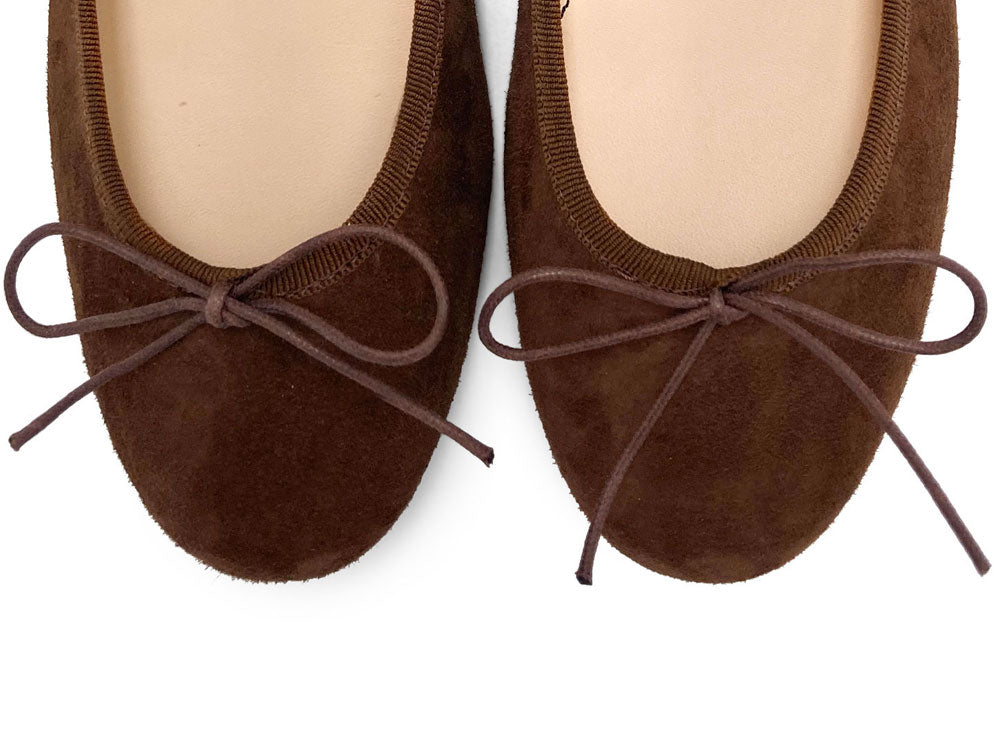Braune Wildlederballerinas mit Absatz