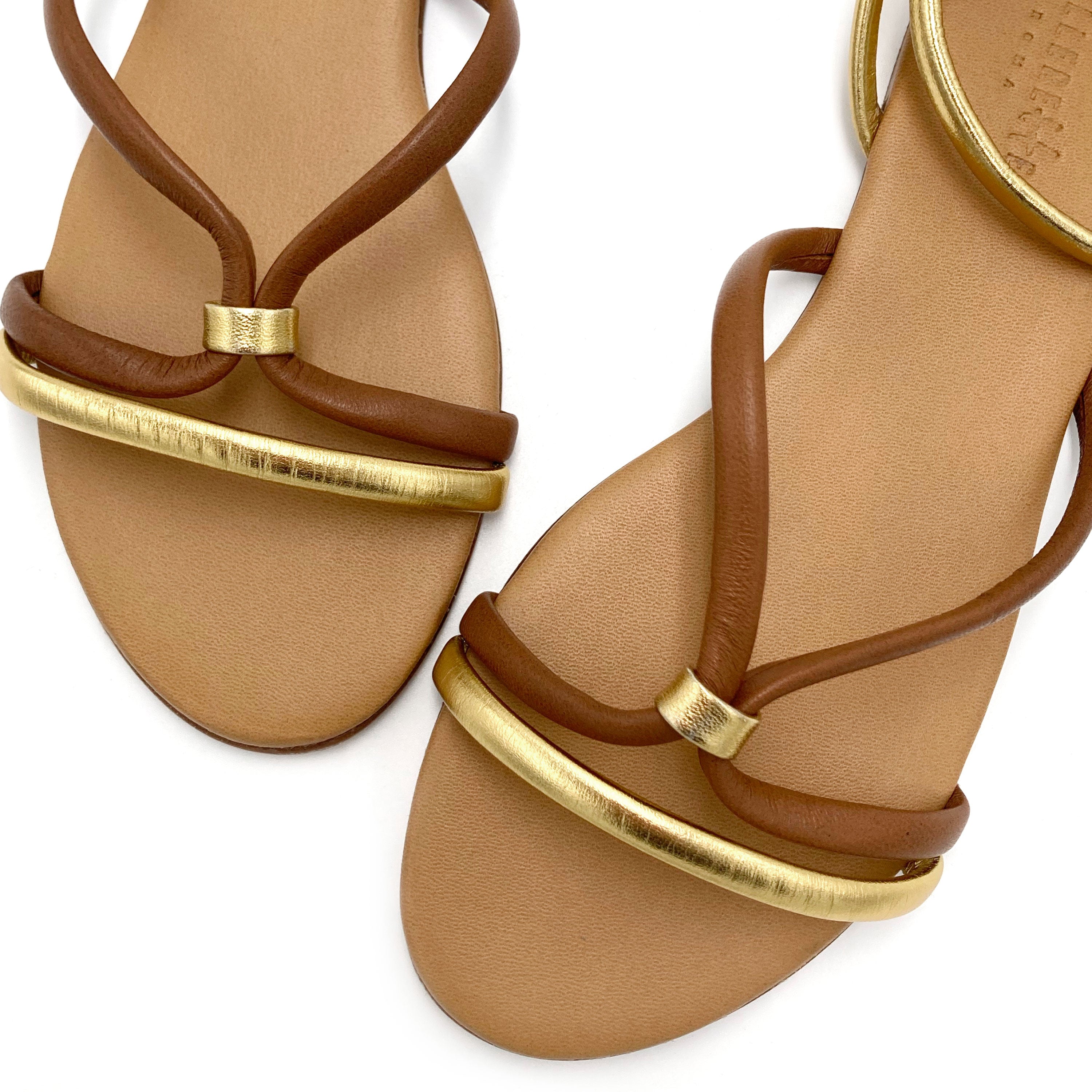 Sandali bassi intrecciati in pelle cuoio e oro