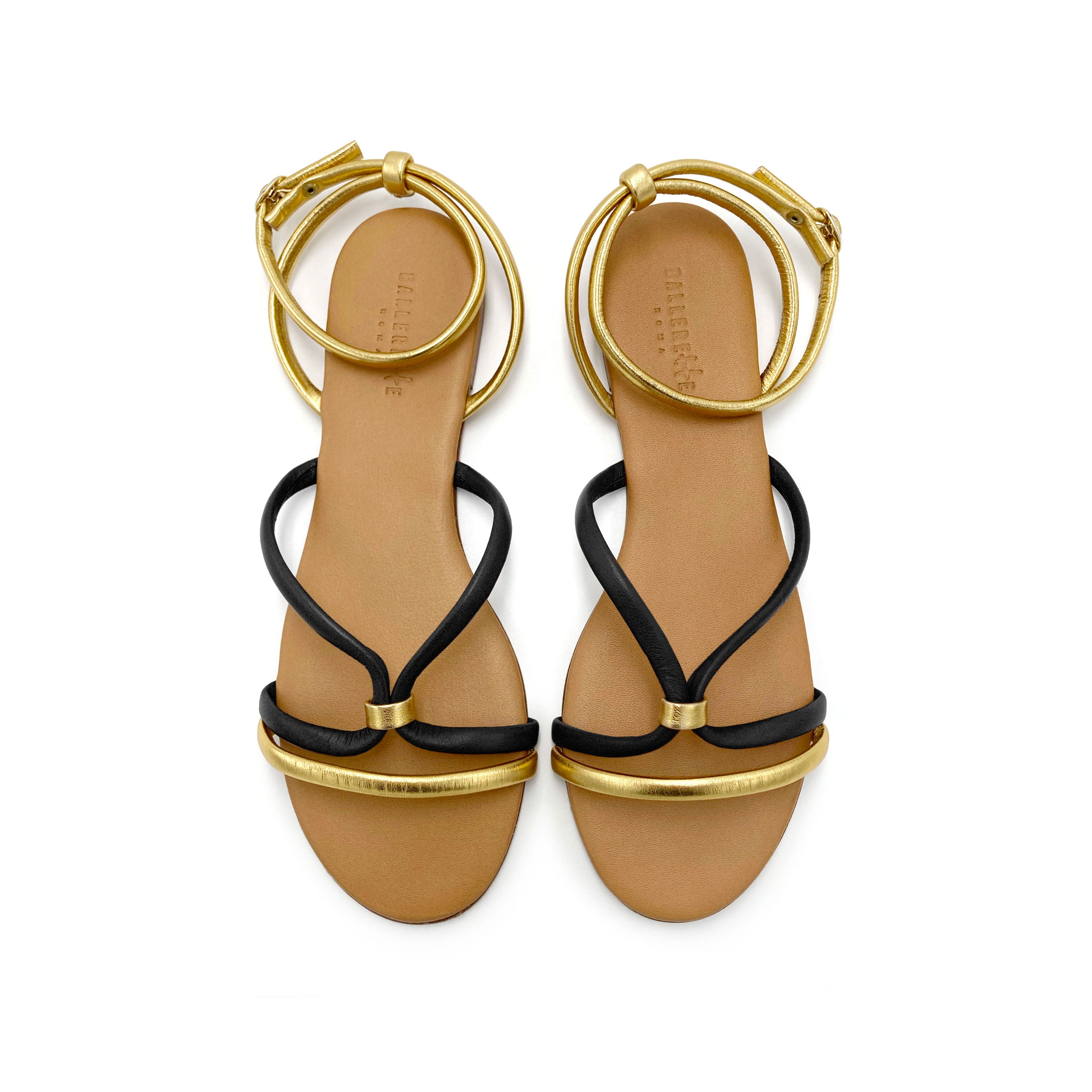 Sandales plates femme en cuir noir et doré avec bride de cheville