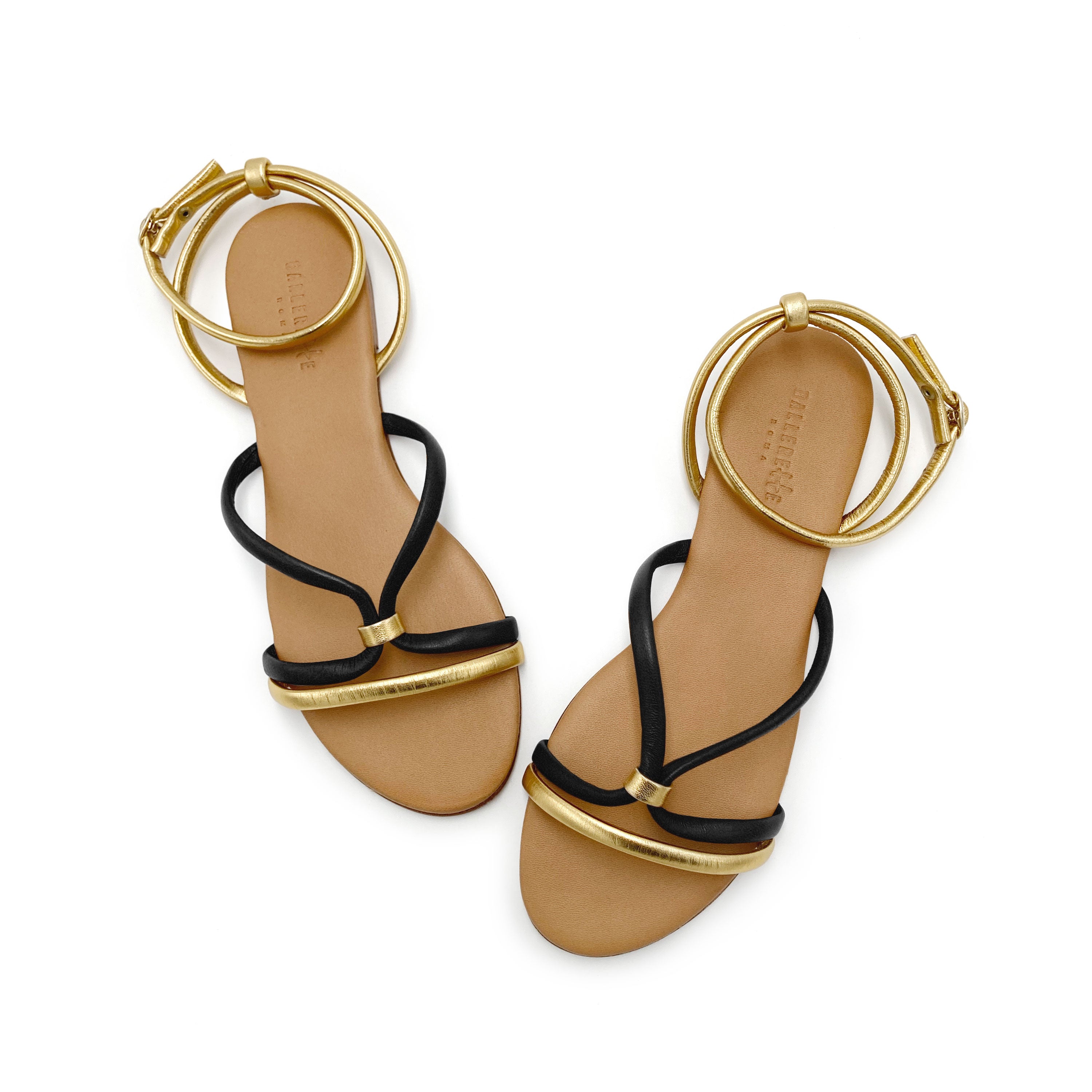 Sandales plates femme en cuir noir et doré avec bride de cheville