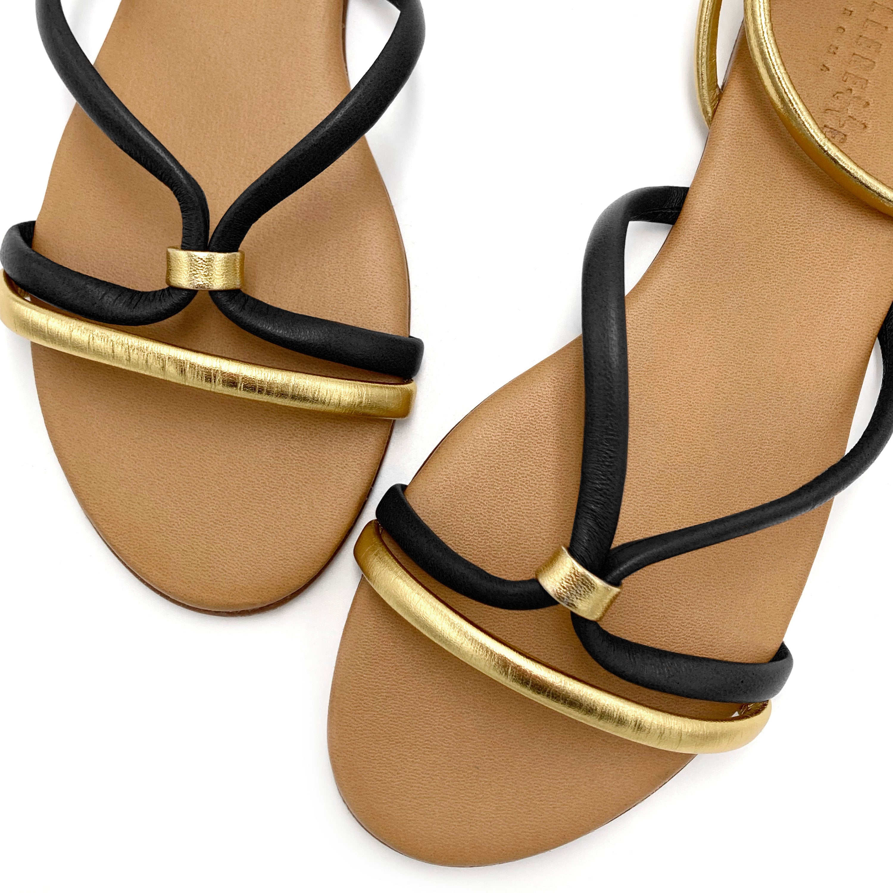 Sandales plates femme en cuir noir et doré avec bride de cheville