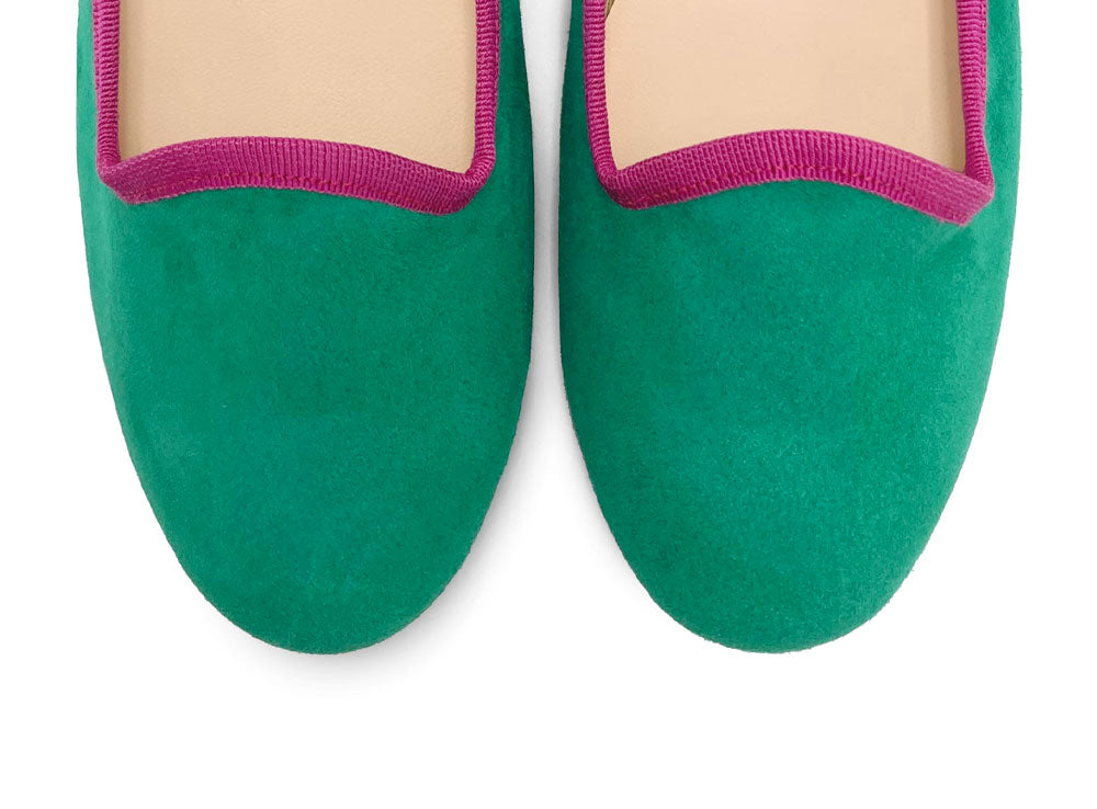 Slippers femme en daim vert émeraude avec détails fuchsia