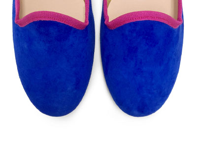 Slippers donna in camoscio bluette e dettagli fucsia