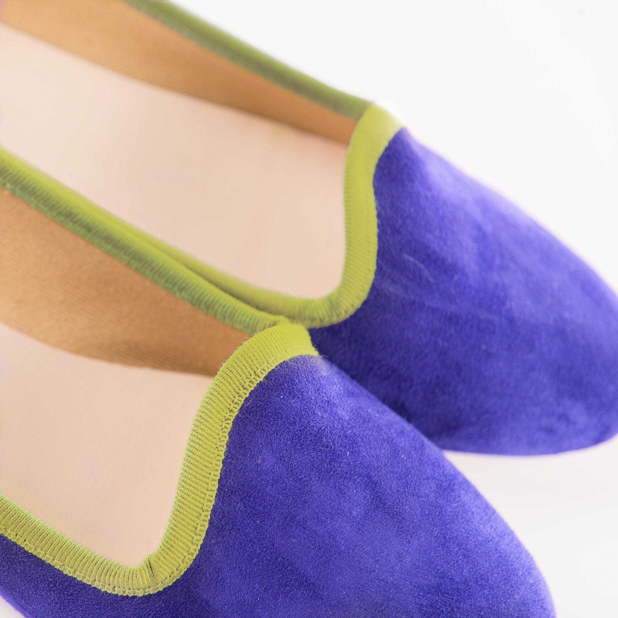 Slippers donna in camoscio viola e gros grain verde