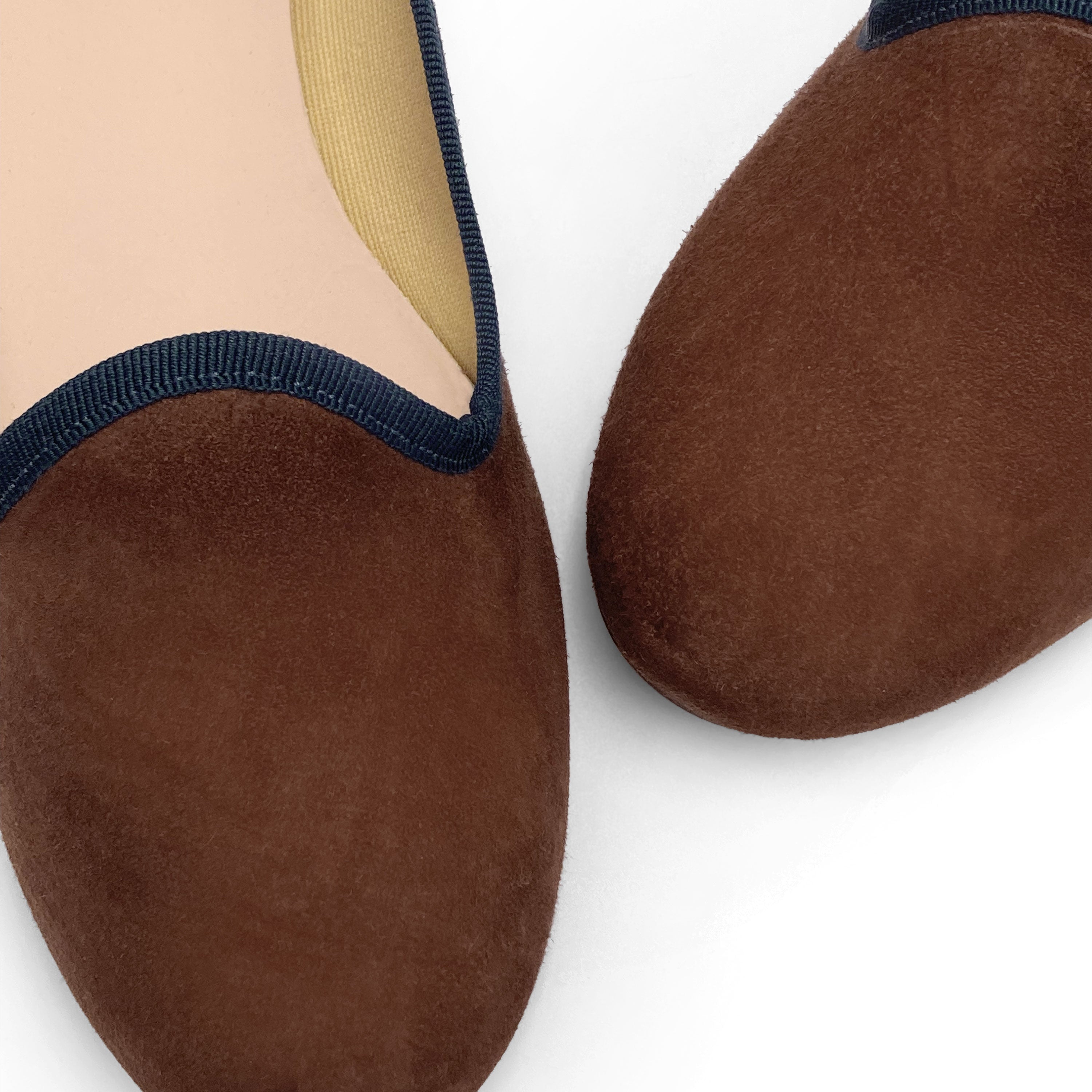 Slippers donna in camoscio marrone e dettagli blu