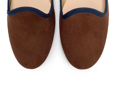 Slippers donna in camoscio marrone e dettagli blu