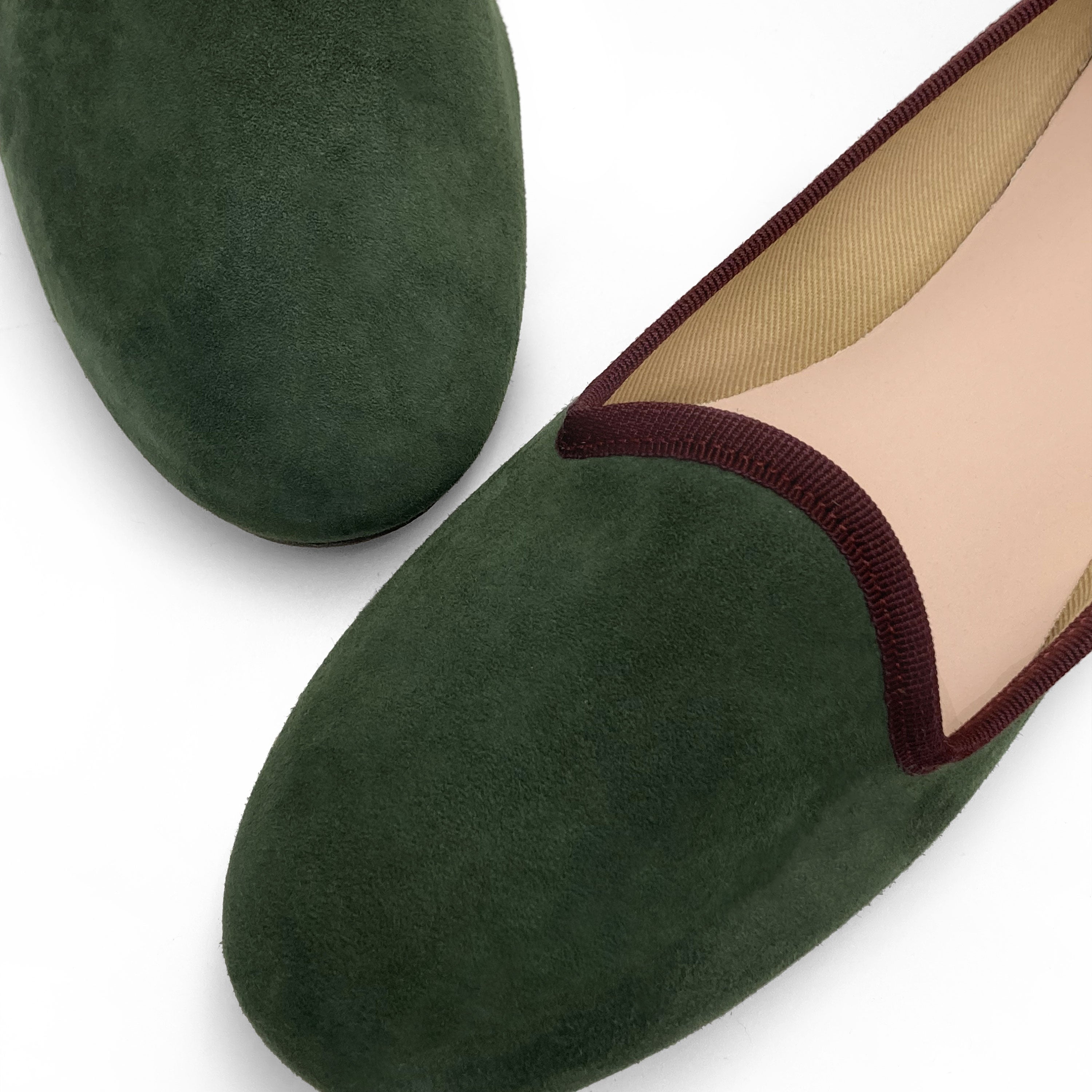 Slippers donna in camoscio verde e dettagli bordeaux