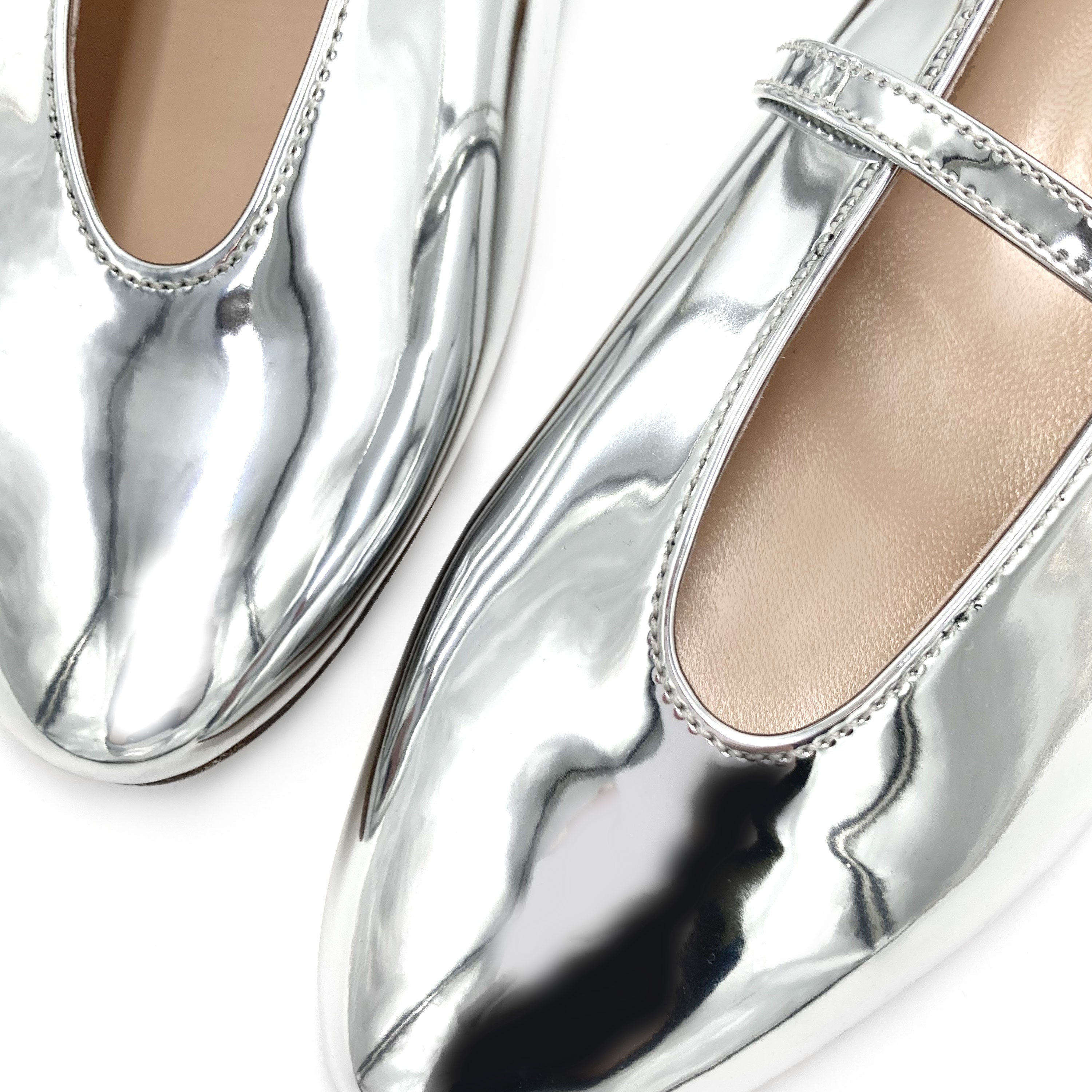 Ballerine argento specchiato con scollo a V e cinturino gioiello