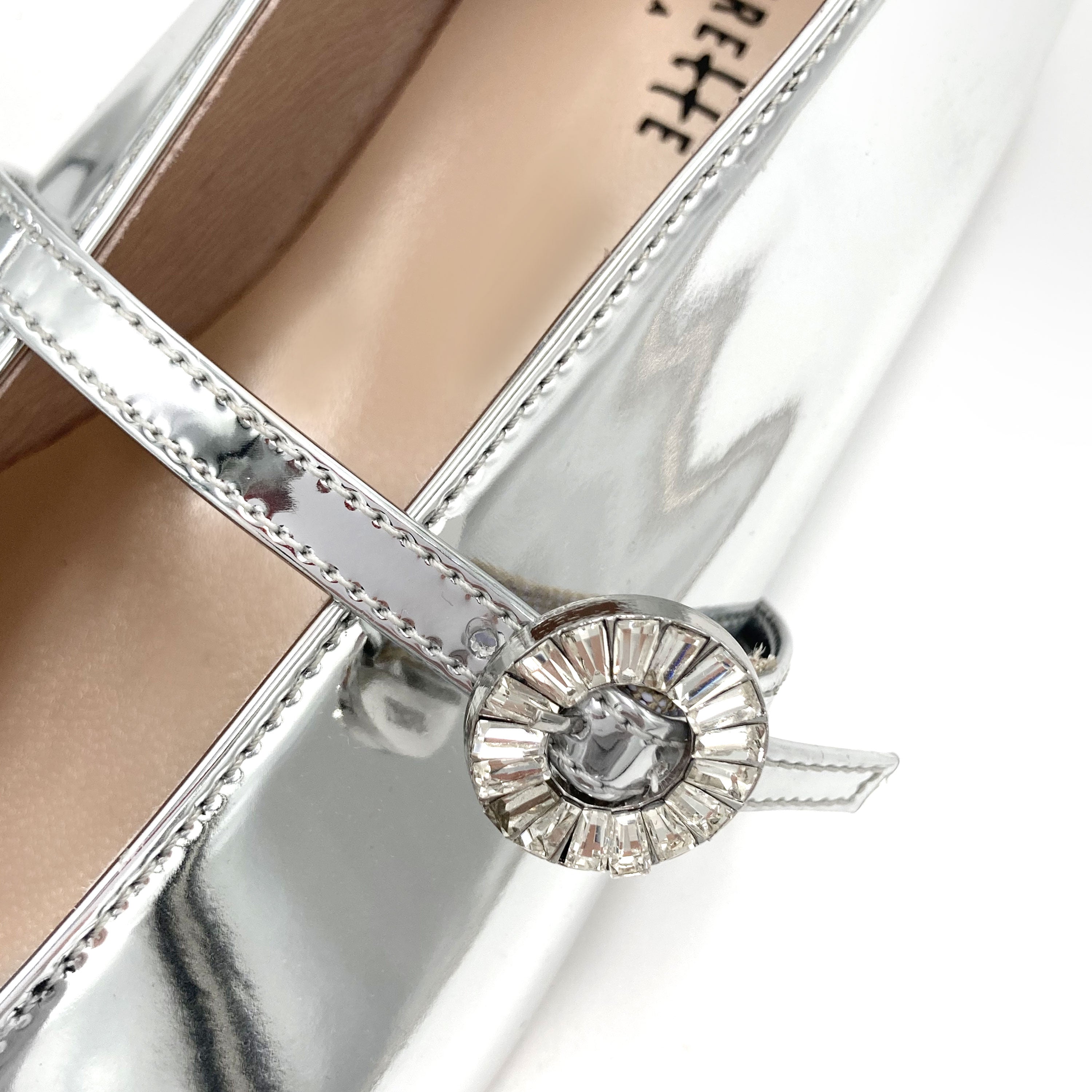 Ballerine argento specchiato con scollo a V e cinturino gioiello