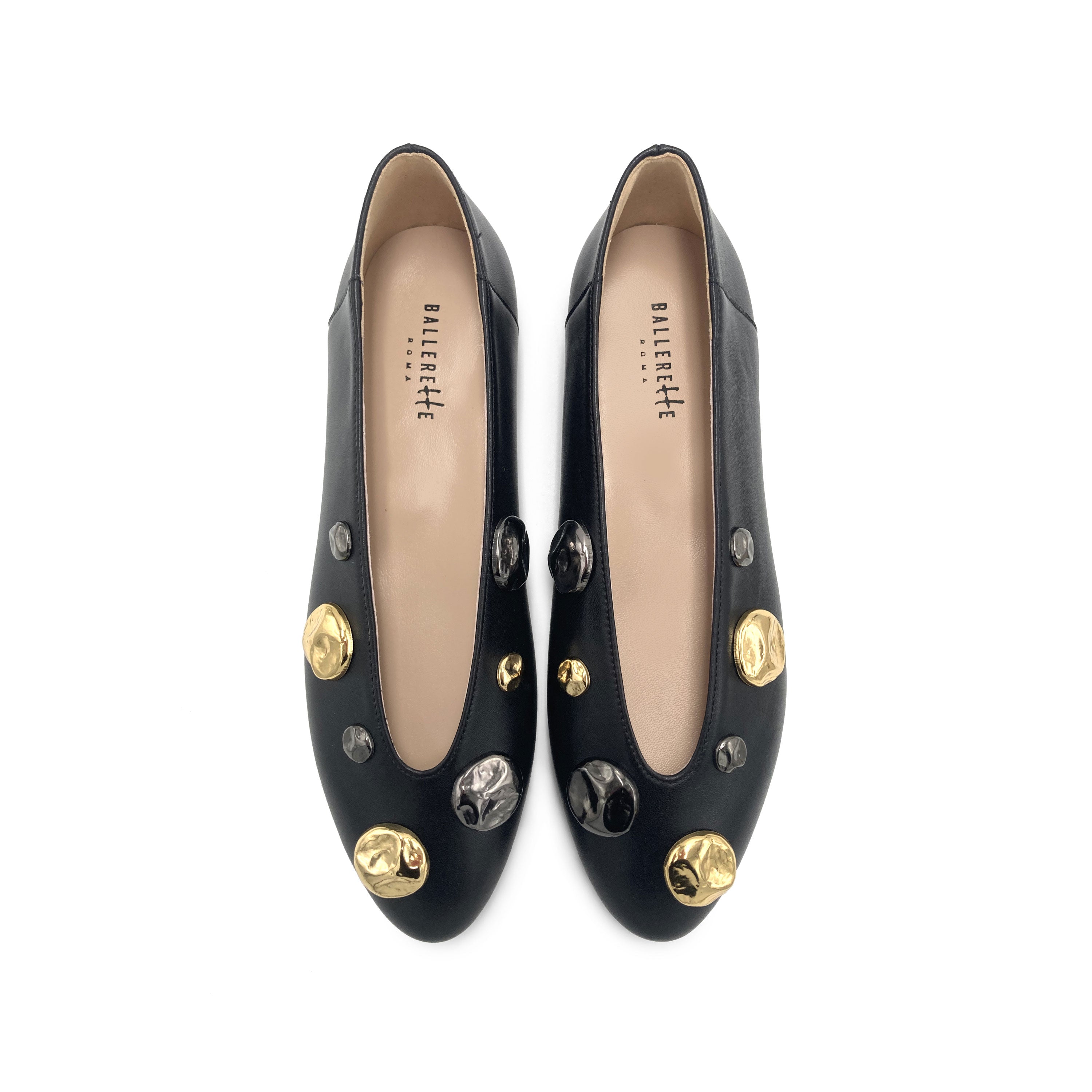 Bailarinas en piel negra con detalles metálicos en hierro y oro y escote en V