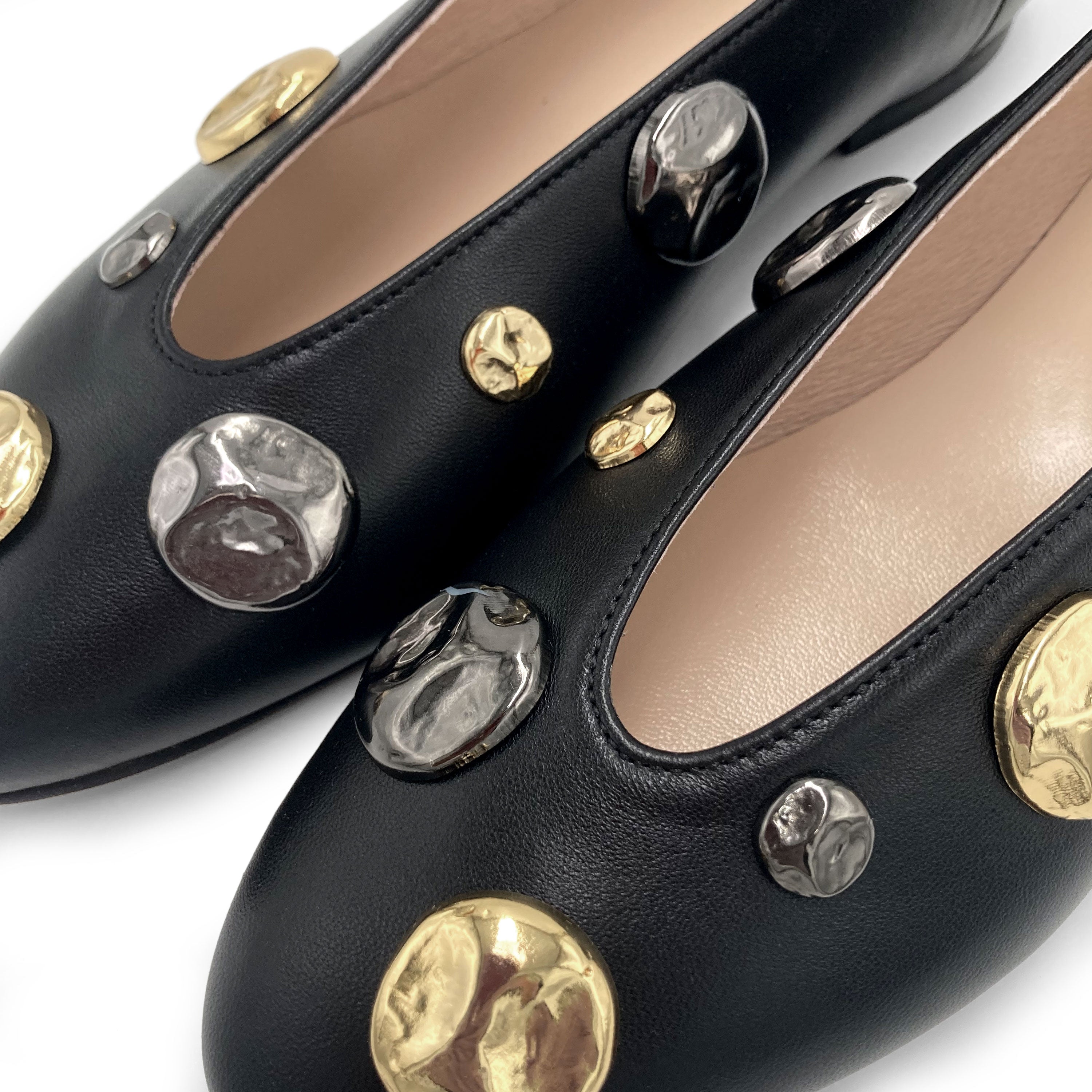 Ballerines à col montant noir avec perles dorées et fer