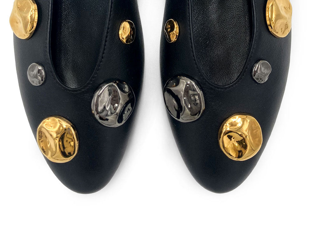 Ballerines à col montant noir avec perles dorées et fer