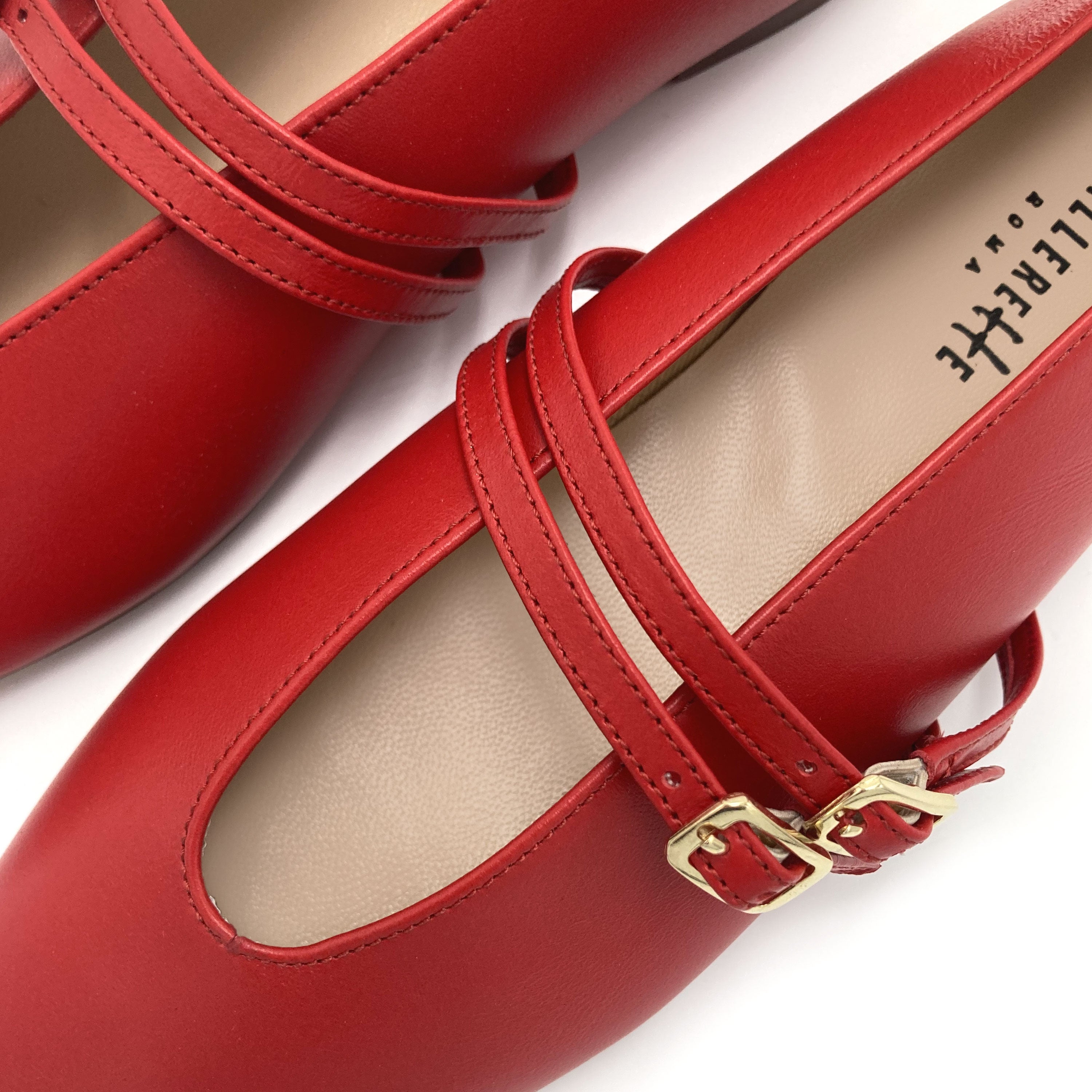 Ballerines rouge en cuir avec col V et brides