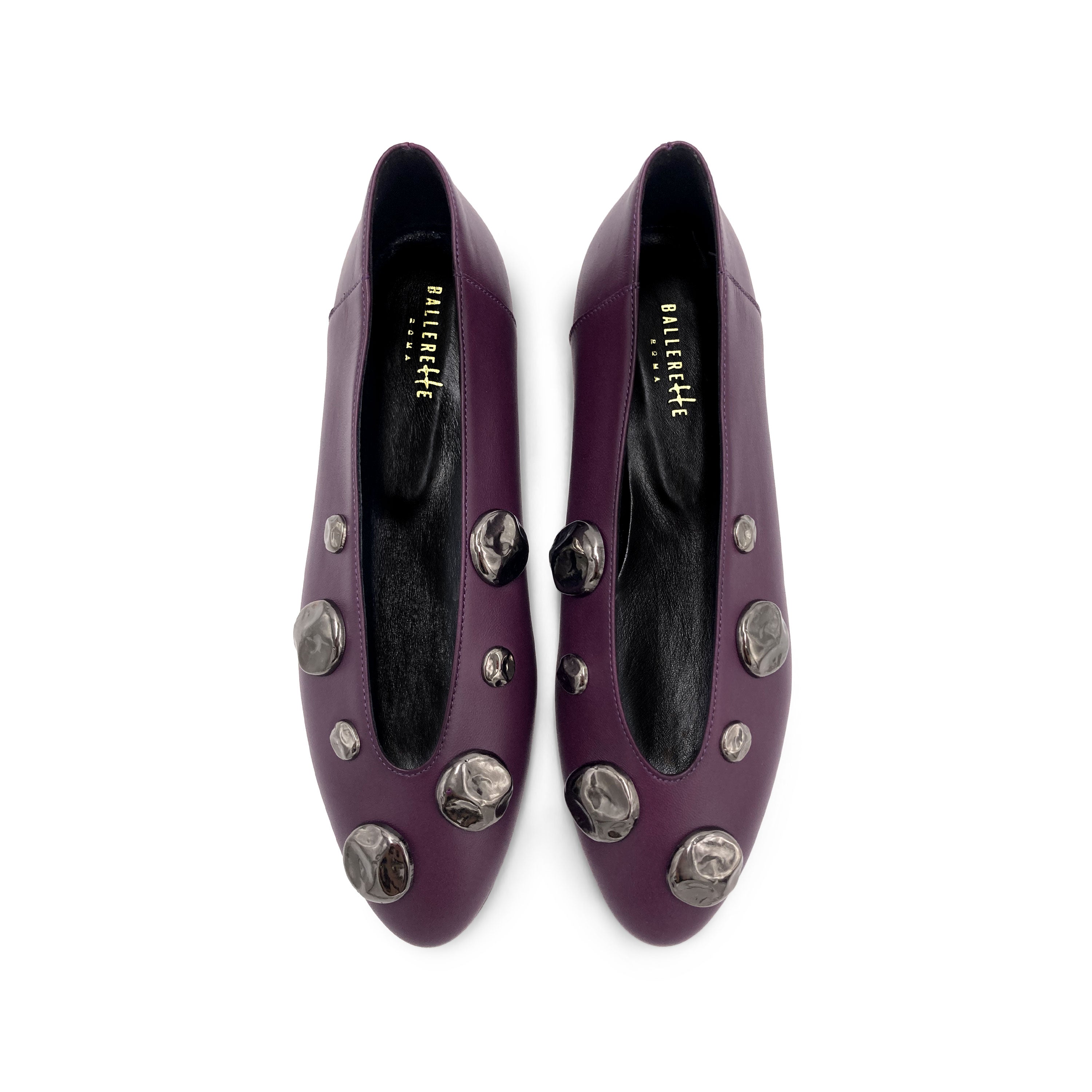 Ballerines en cuir prune avec décolleté en V et clous couleur fer