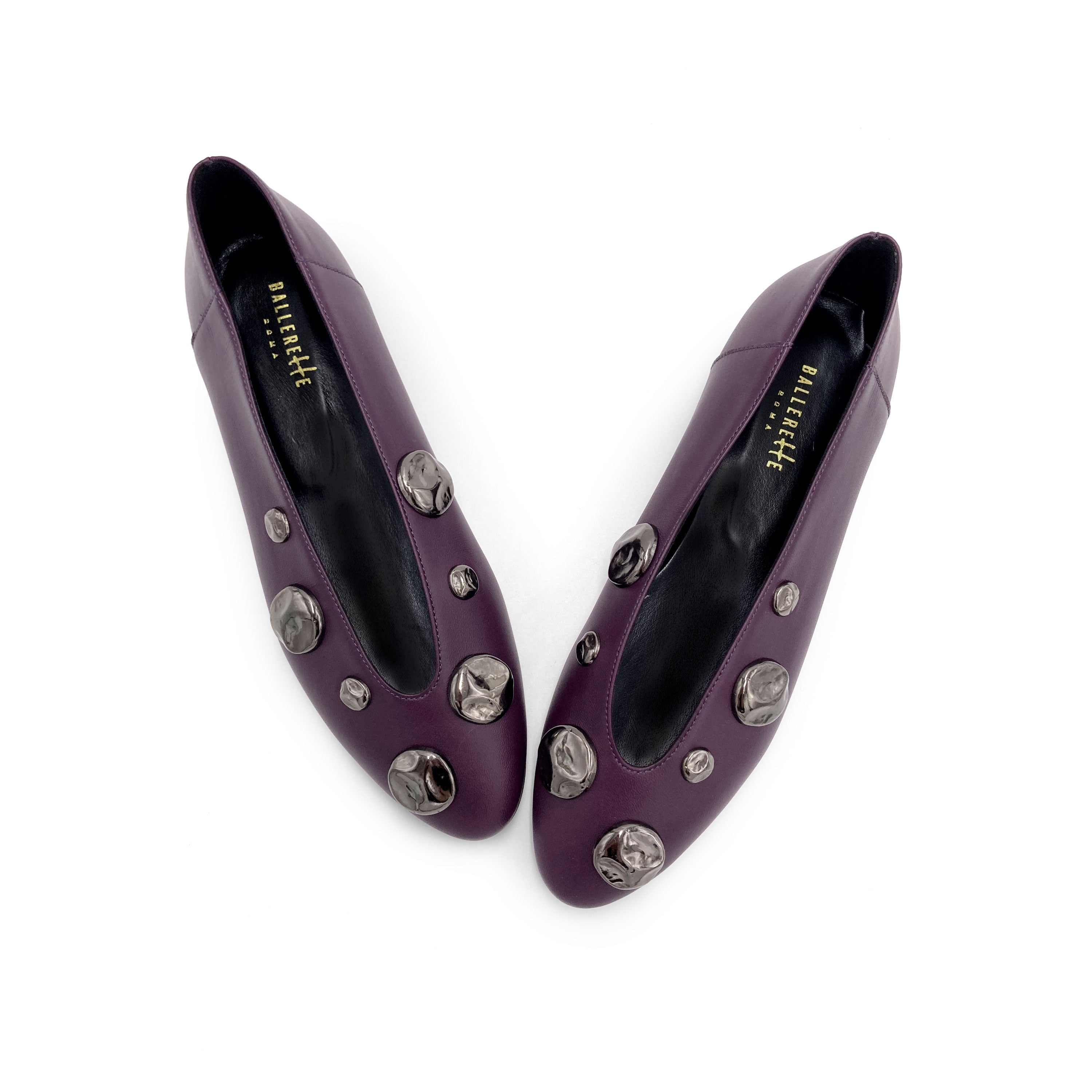 Ballerines en cuir prune avec décolleté en V et clous couleur fer