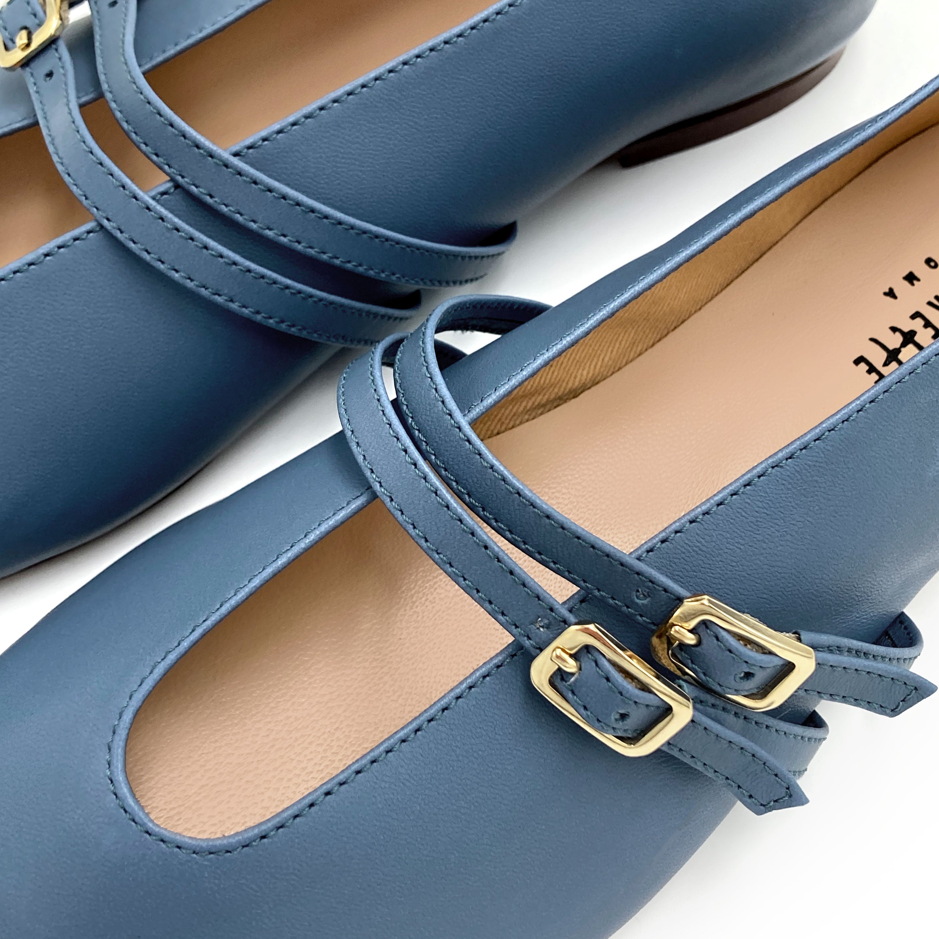 Ballerines bleu ceruleen en cuir avec col V et brides