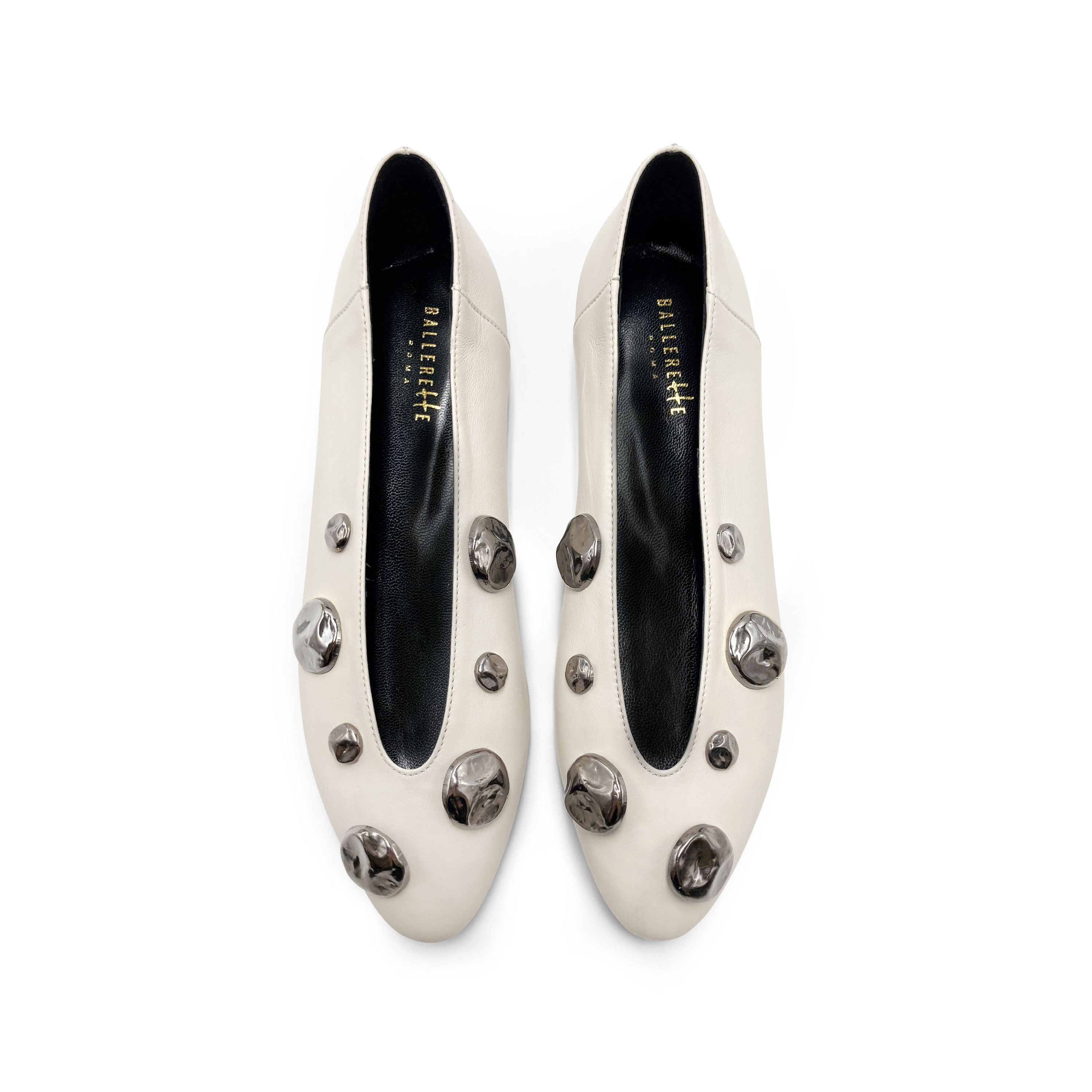 Ballerines en cuir blanc ivoire avec col en V et clous en fer