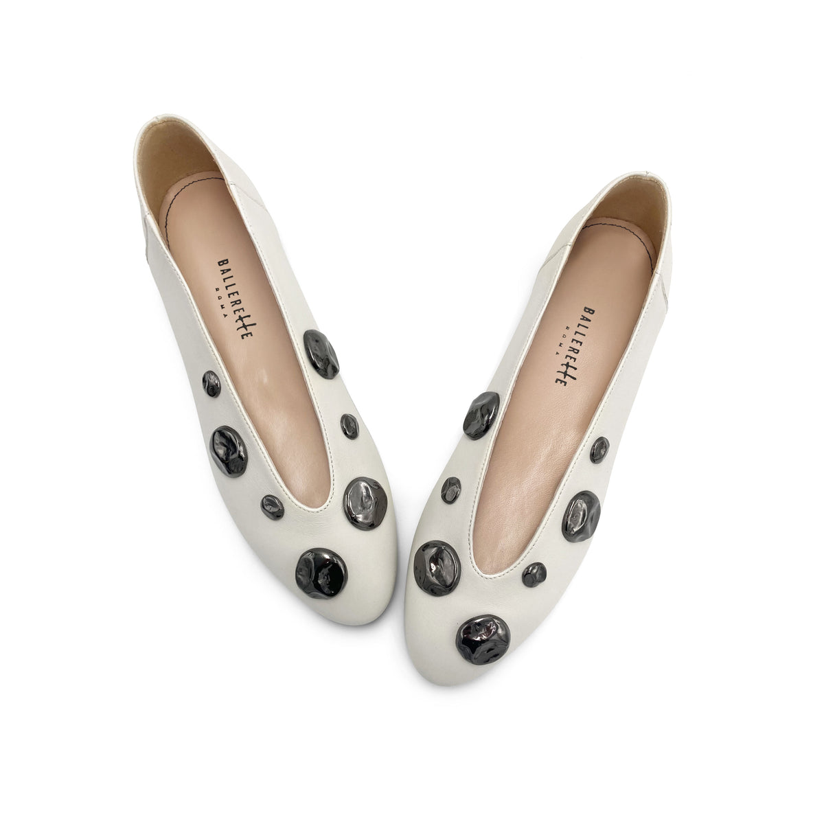 Ballerine bianche avorio in pelle con scollo a V e borchie ferro