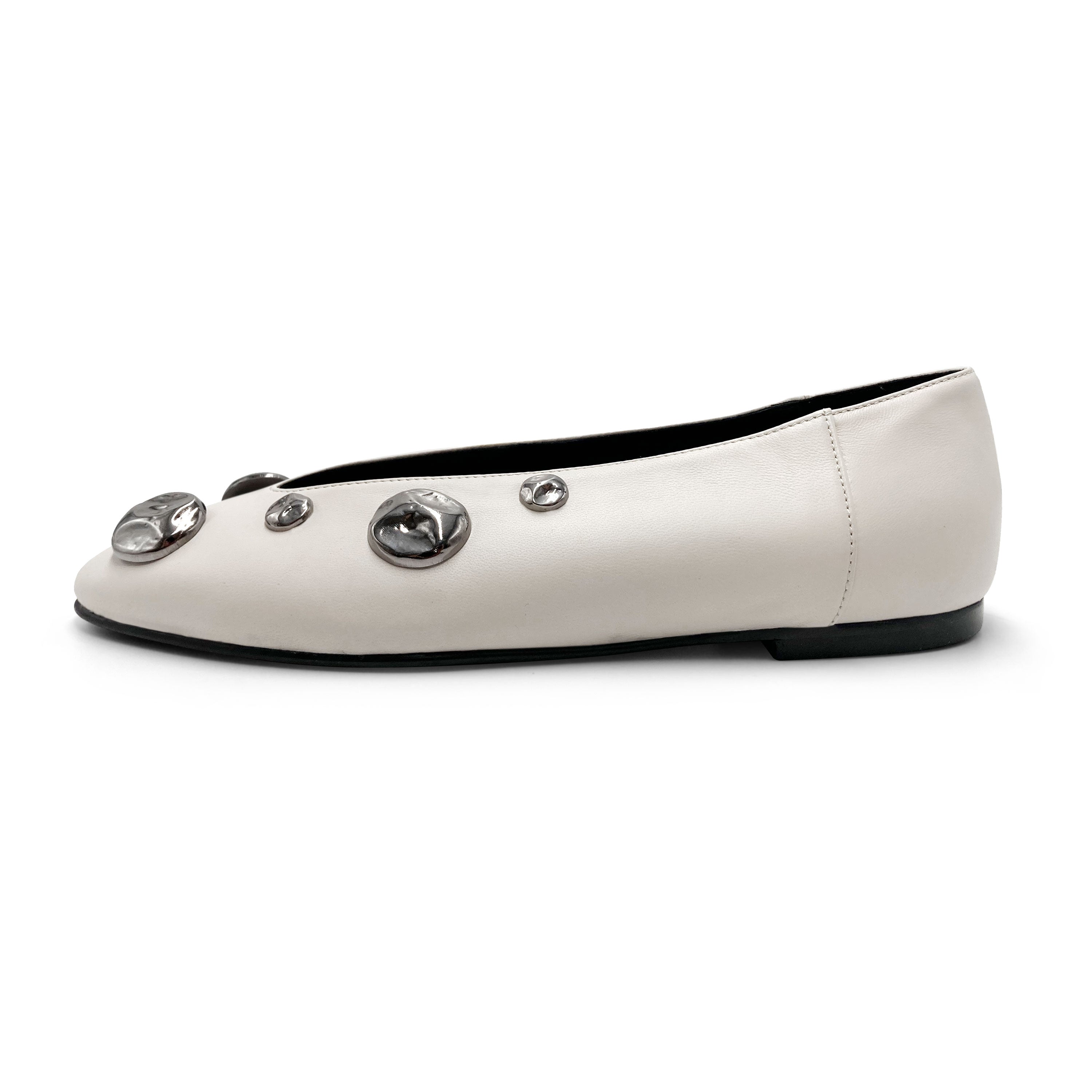 Ballerines en cuir blanc ivoire avec col en V et clous en fer