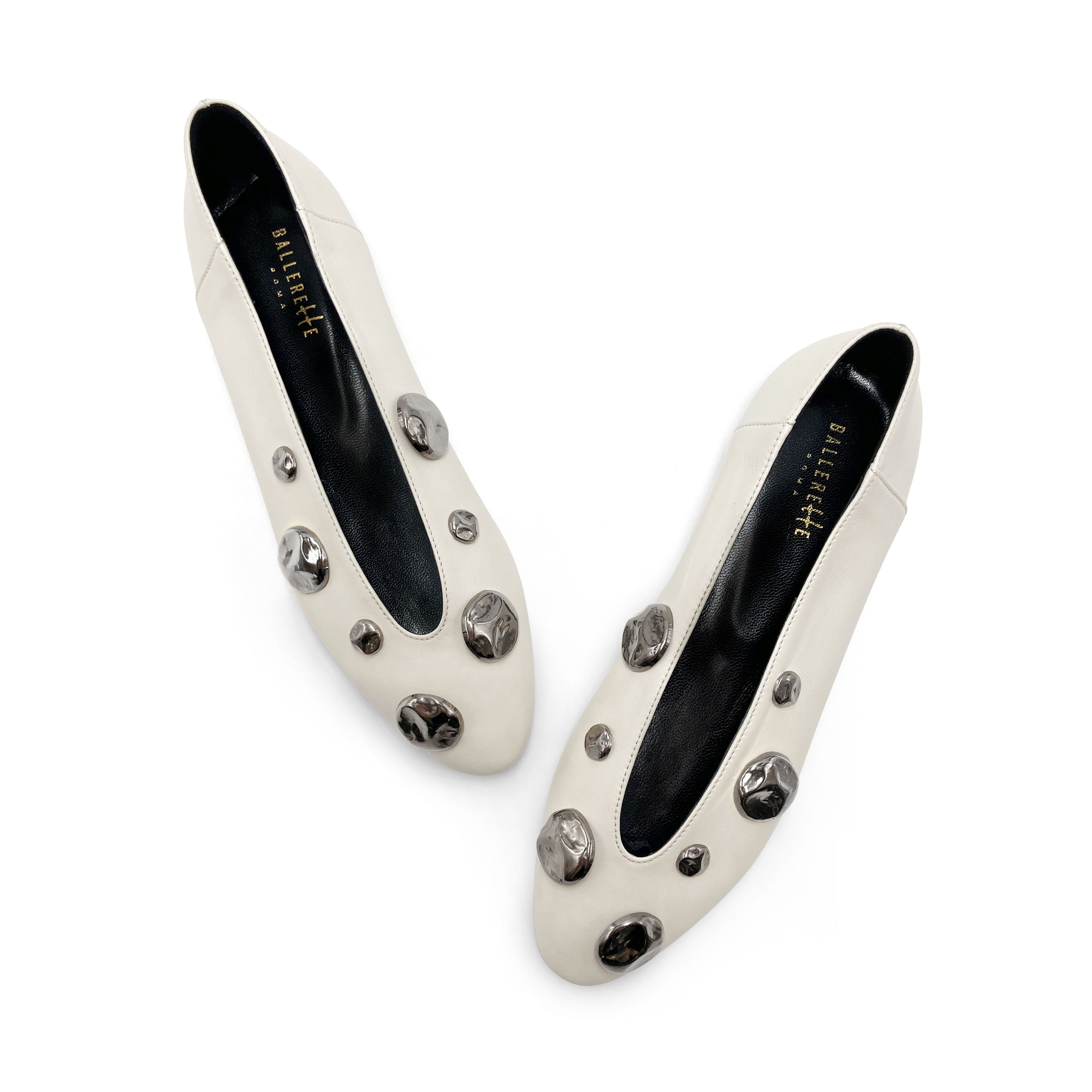 Ballerines en cuir blanc ivoire avec col en V et clous en fer
