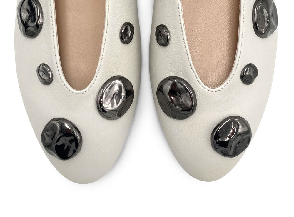 Ballerine bianche avorio in pelle con scollo a V e borchie ferro