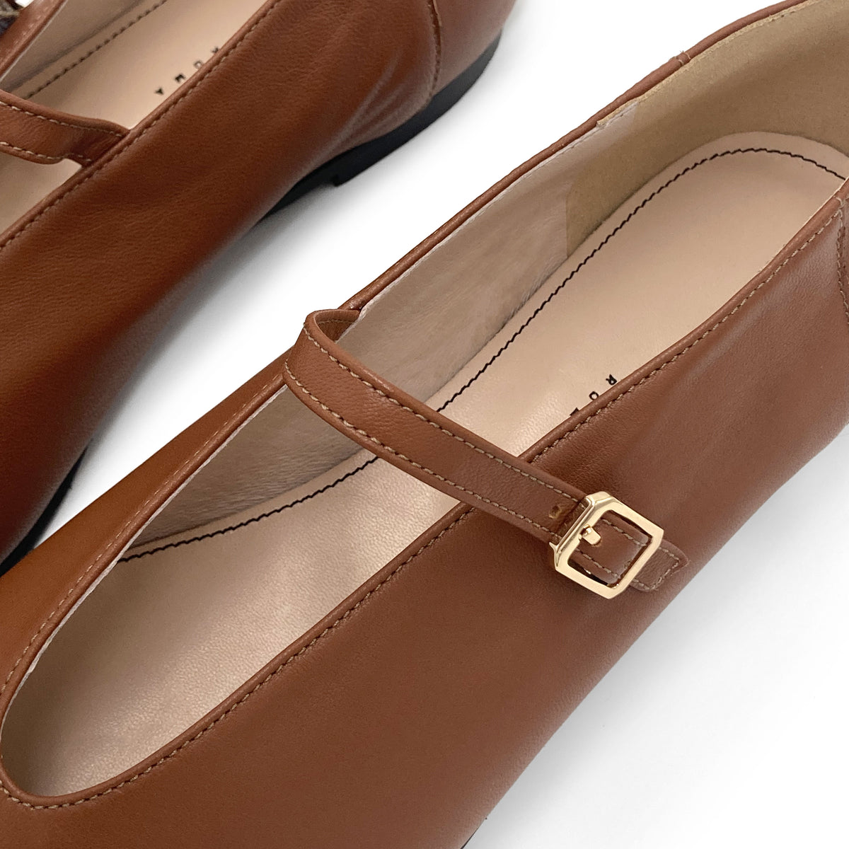 Ballerines en cuir marron avec col V et bride