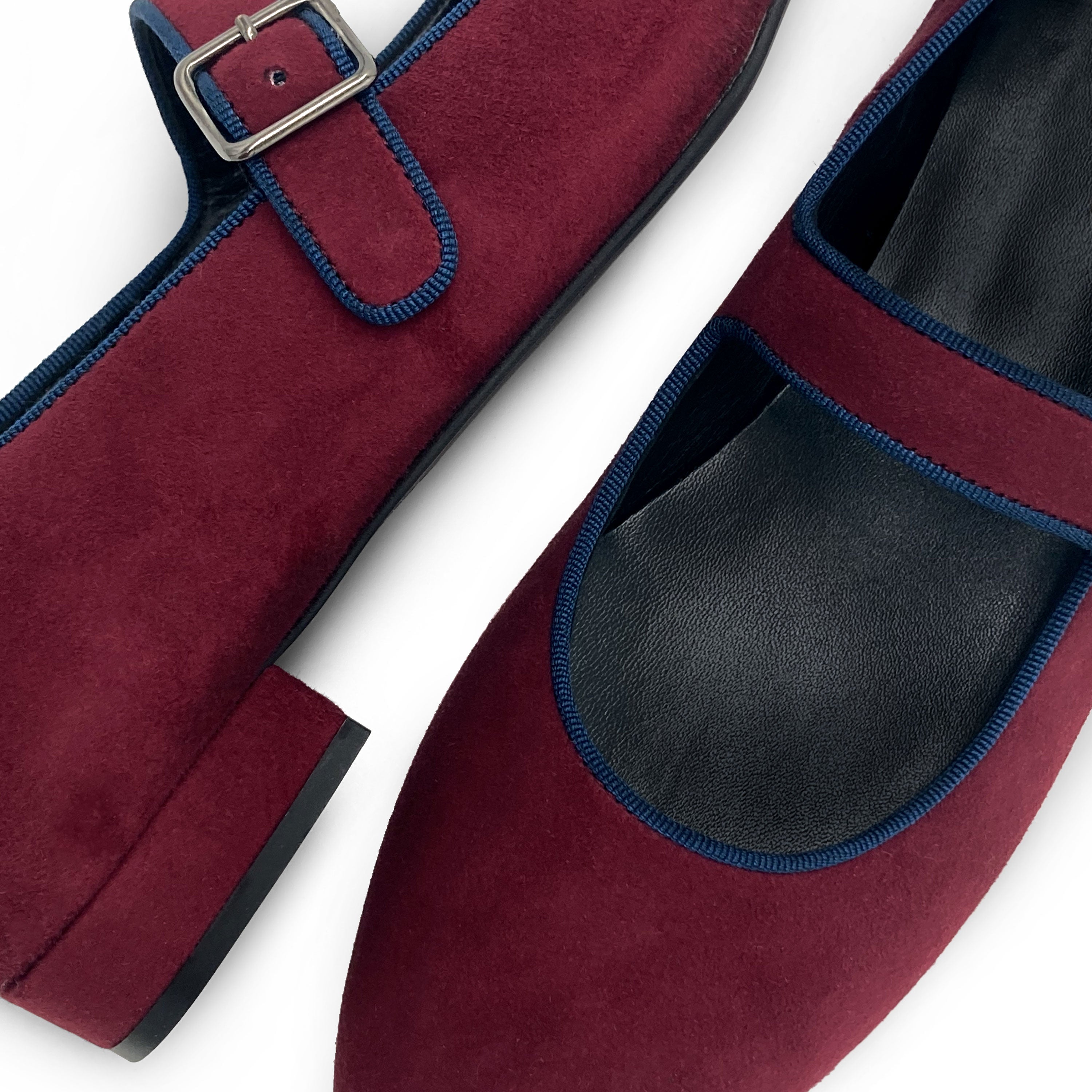 Ballerines Mary Jane en daim bordeaux et détails bleu avec bride