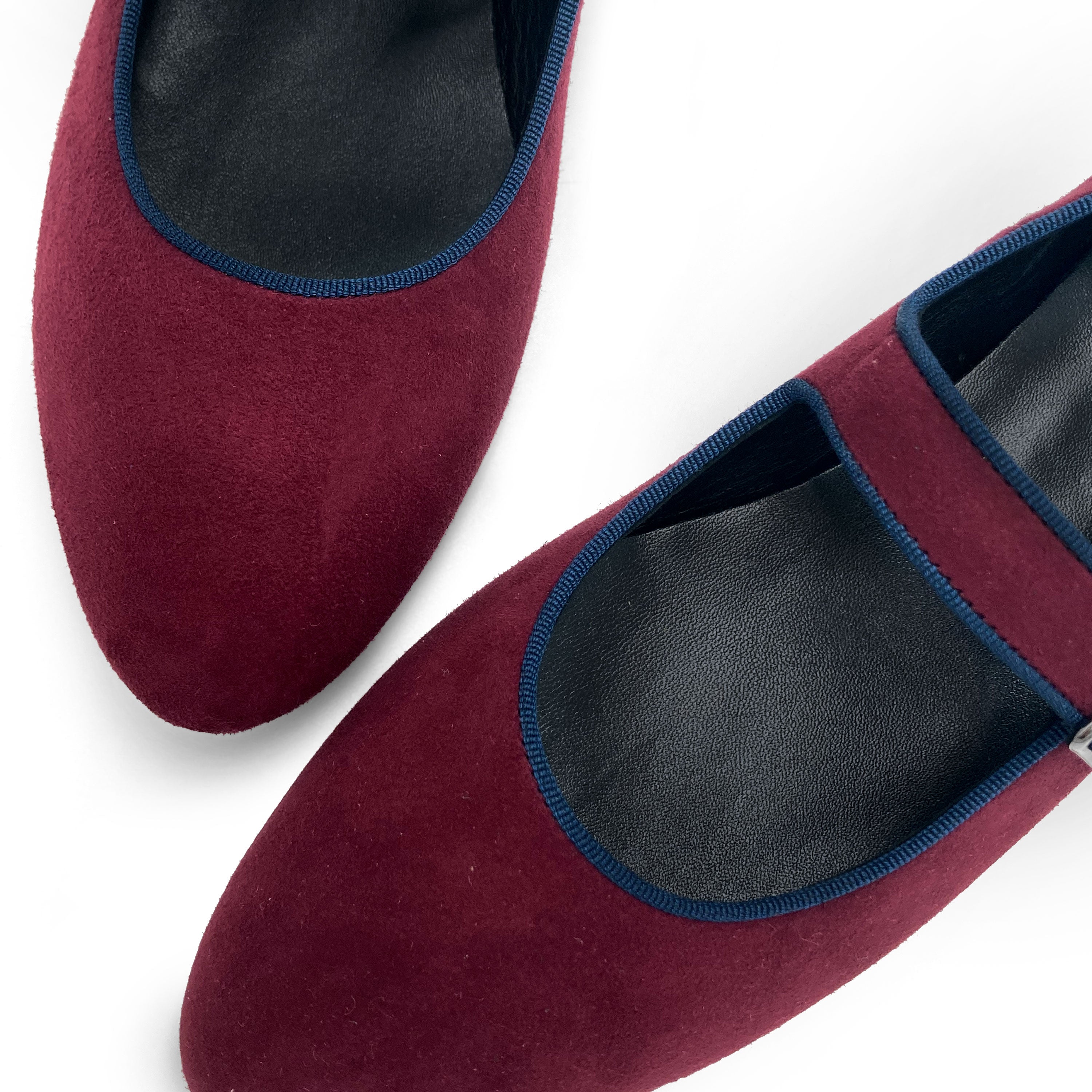 Ballerines Mary Jane en daim bordeaux et détails bleu avec bride