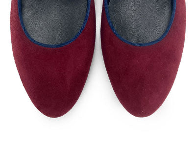 Ballerines Mary Jane en daim bordeaux et détails bleu avec bride