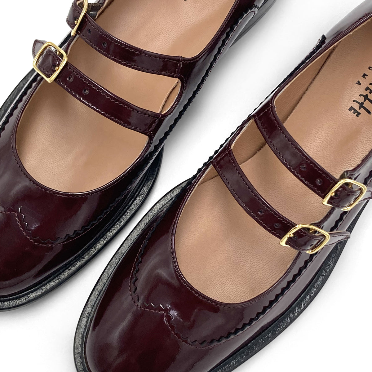 Wingtip-Brogue-Ballerinas aus bordeauxrotem Leder mit doppeltem Riemen