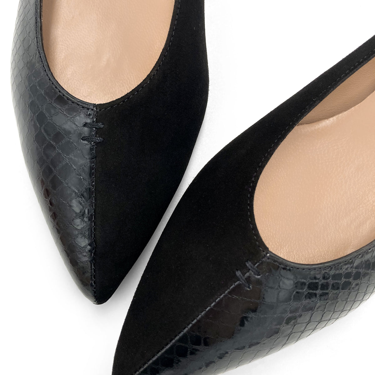 Bicolor pointed toe ballet flats in black leather and laminated leather