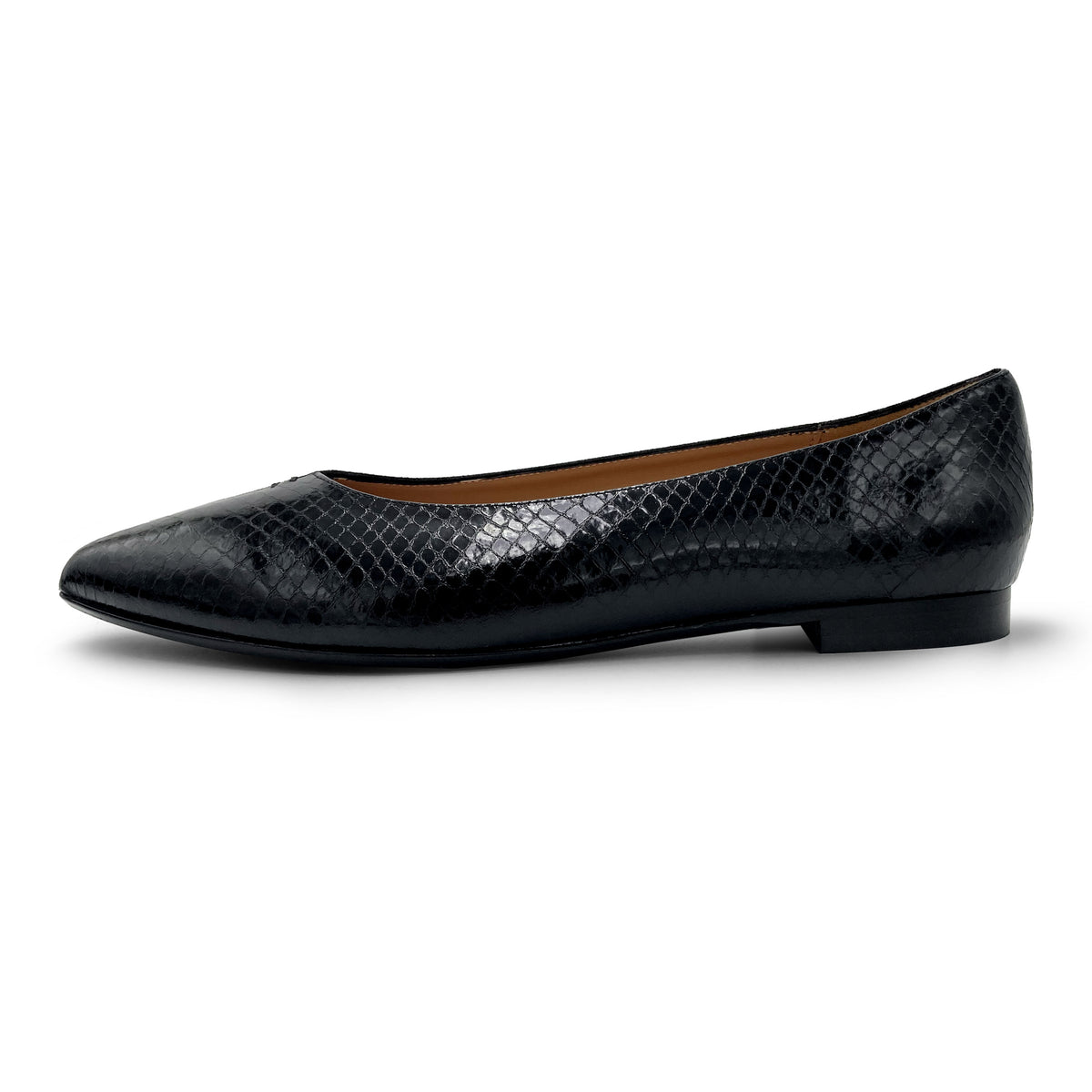 Bicolor pointed toe ballet flats in black leather and laminated leather