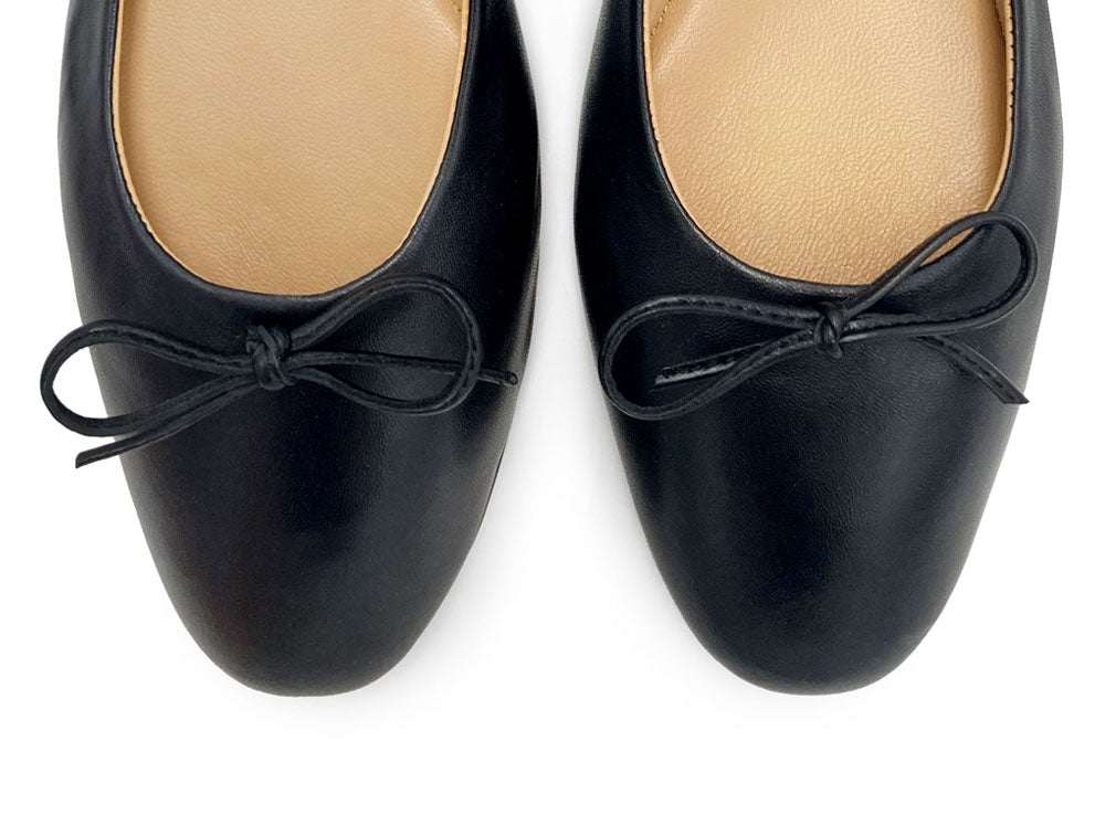 Black leather ballet flats with sacchetto construction