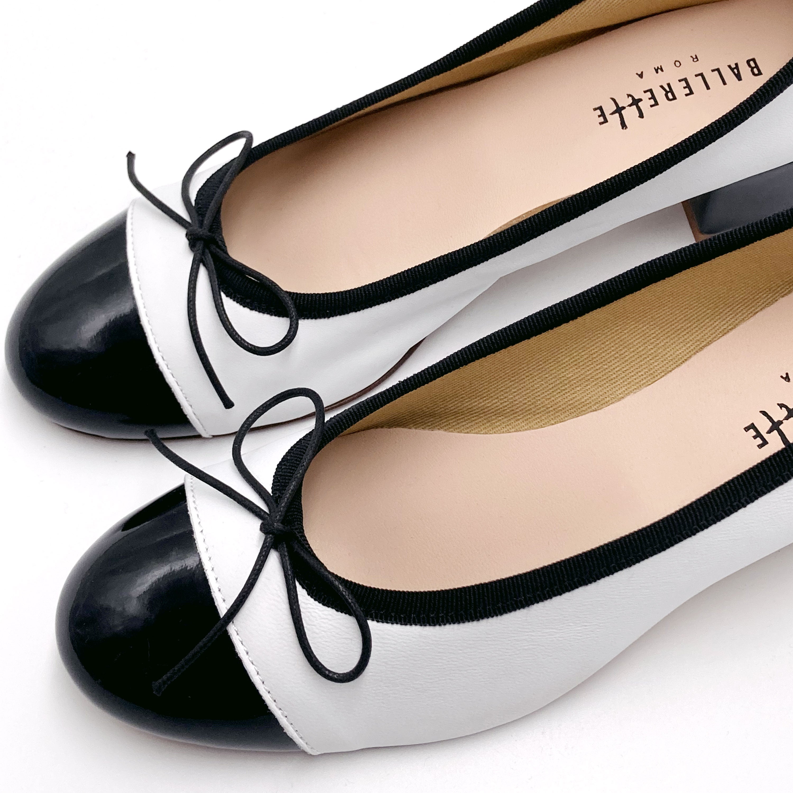 Ballerines blanches en cuir avec talon haut et bout en vernis